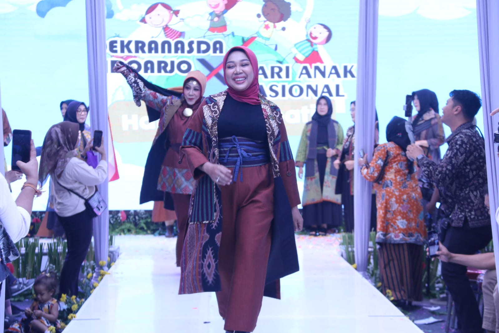 DUKUNG UMKM : Ketua Dekranasda Kabupaten Sidoarjo, Sriatun Subandi bersama Sekda Sidoarjo Fenny Apridawati (belakang) dalam kegiatan Harmoni Kreatif. (FOTO HUMAS DISKOMINFO)