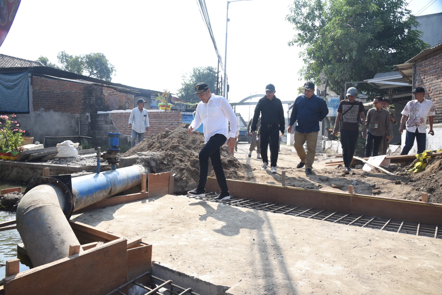 PERBAIKAN : Plt Bupati Sidoarjo Subandi sidak Jalan Banjarsari-Dukutengah yang sedang dibeton. (FOTO HUMAS DISKOMINFO)