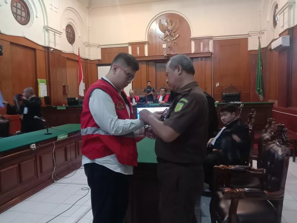 Gregorius Ronald Tannur seusai sidang di PN Surabaya. (FAJAR/RADAR SURABAYA)