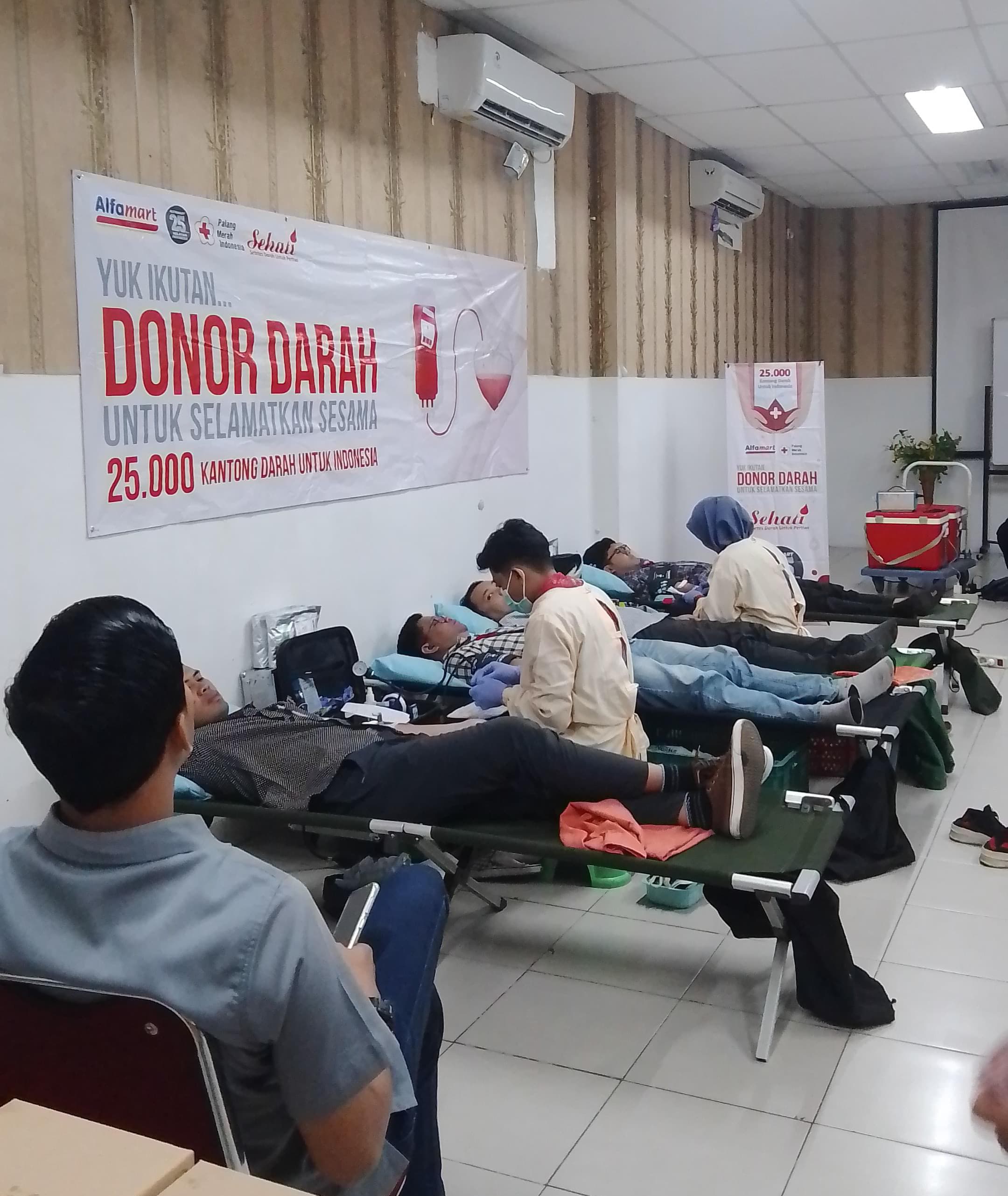 BANYAK PENDONOR : Donor darah kerja sama Alfamart dan UTD PMI Sidoarjo. (IST)