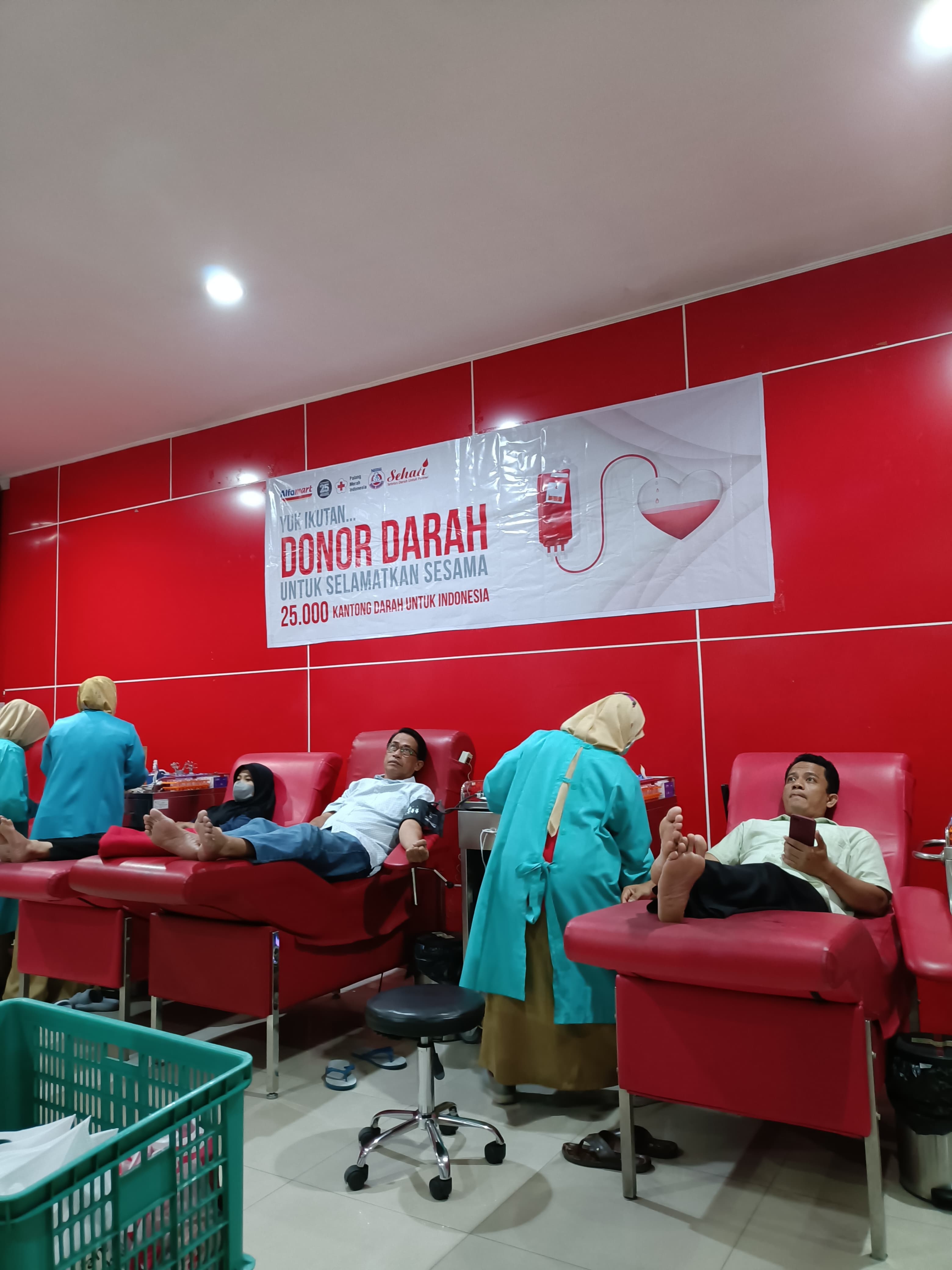 PEDULI : Donor darah kerja sama antara Alfamart dan UTD PMI Sidoarjo. (IST)
