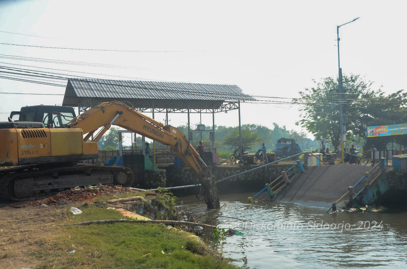 DIKEBUT : Proses pemasangan jembatan bailey di Desa Kedungpeluk Candi. (FOTO HUMAS KOMINFO)