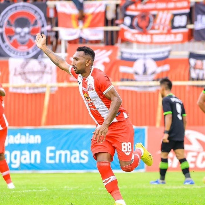 ANDALAN : Pemain Deltras Sidoarjo di Liga 2 kemarin, Patrich Wanggai saat ini dirumorkan merapat ke Persiku Kudus. (IST)