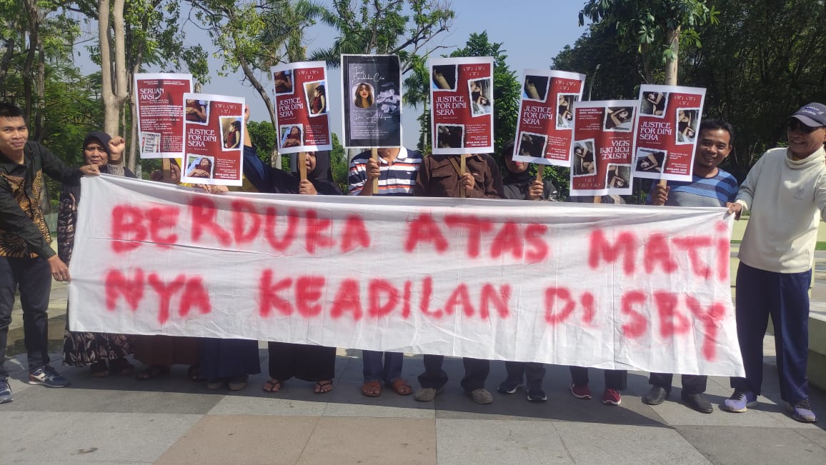 ASPIRASI : Belasan warga Sidoarjo berkumpul di Alun-alun Sidoarjo, Senin (29/7). (DIKY PUTRA SANSIRI/RASAR SIDOARJO)