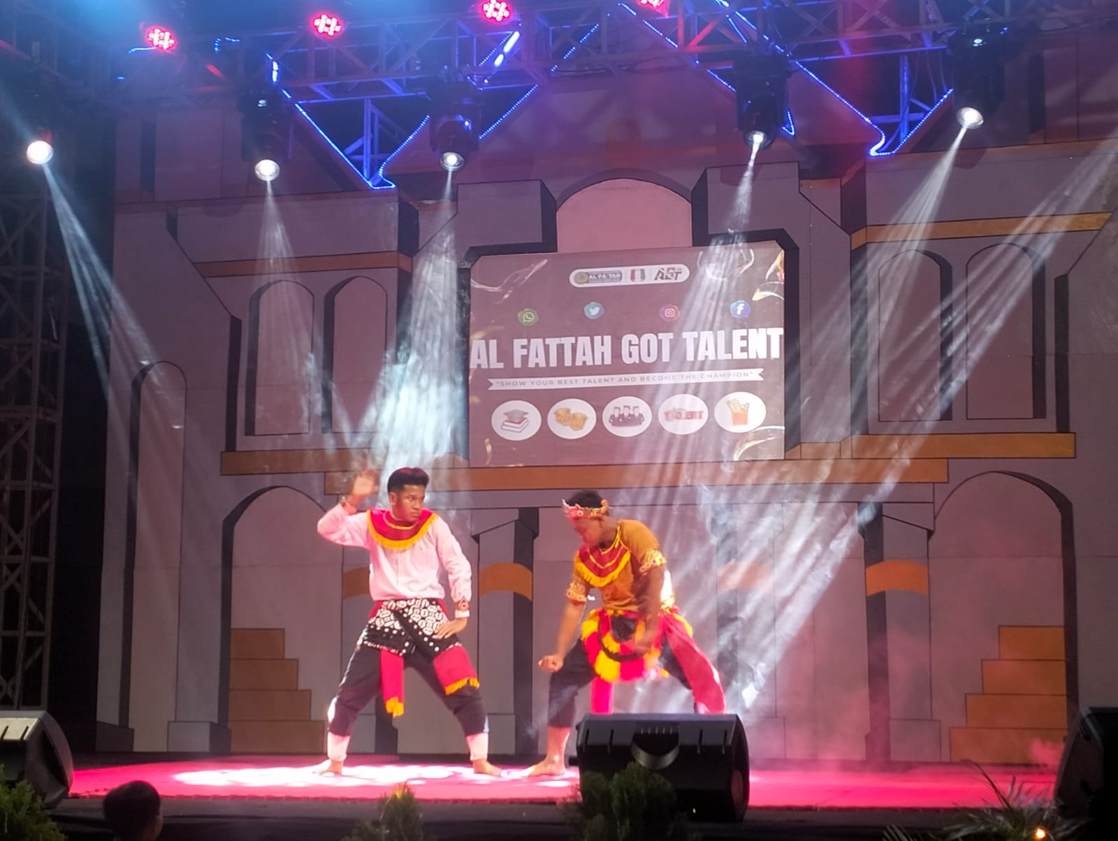 PERCAYA DIRI : Para santri saat tampil dalam kegiatan Al Fattah Got Talent. (ANAS/RADAR SIDOARJO)