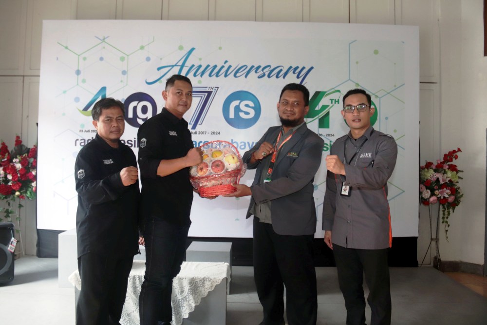 KOLABORASI : Manajer Operasional BMH Gerai Sidoarjo S. Abdul Karim S.E.I (dua dari kanan) bersama Kabiro/Pimred Radarsidoarjo.id Vega Dwi Arista. (ANDY SATRIA/RADAR SIDOARJO)  &nbsp;