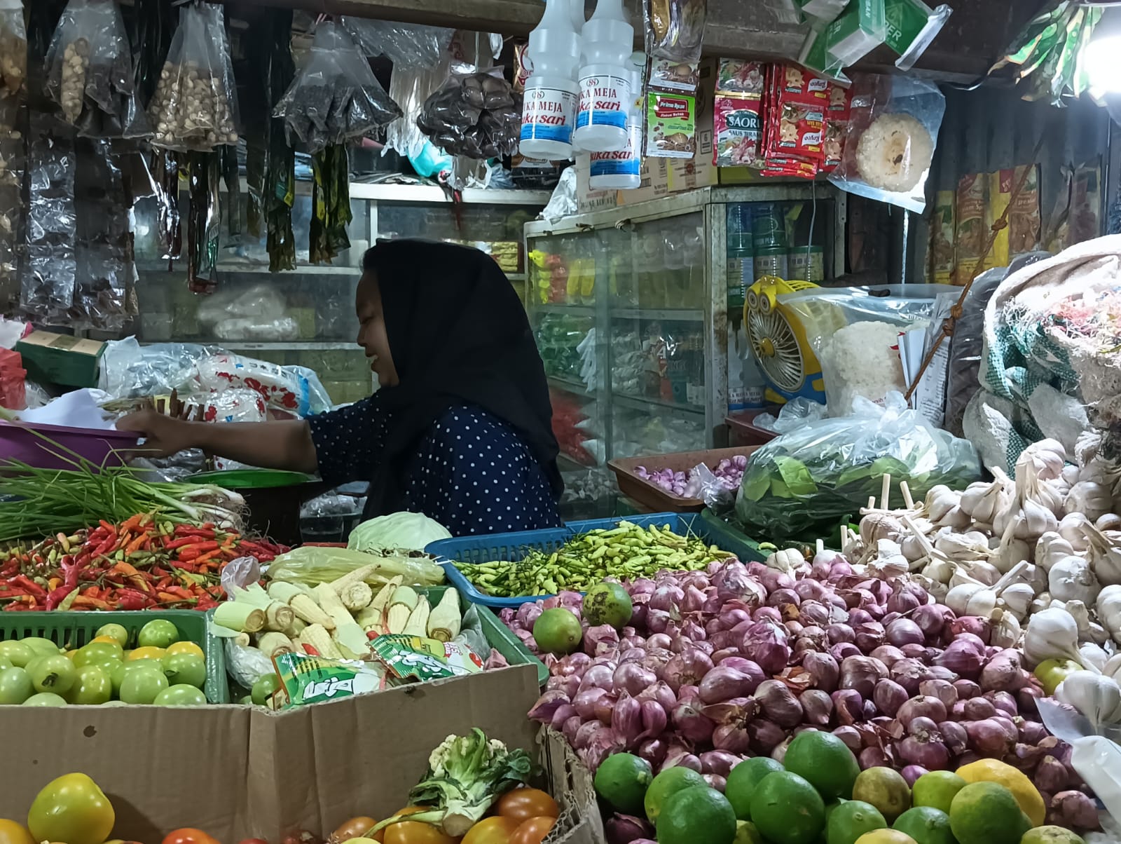 DAGANGAN : Pedagang sayur di Pasar Larangan melayani pembeli. (IST)