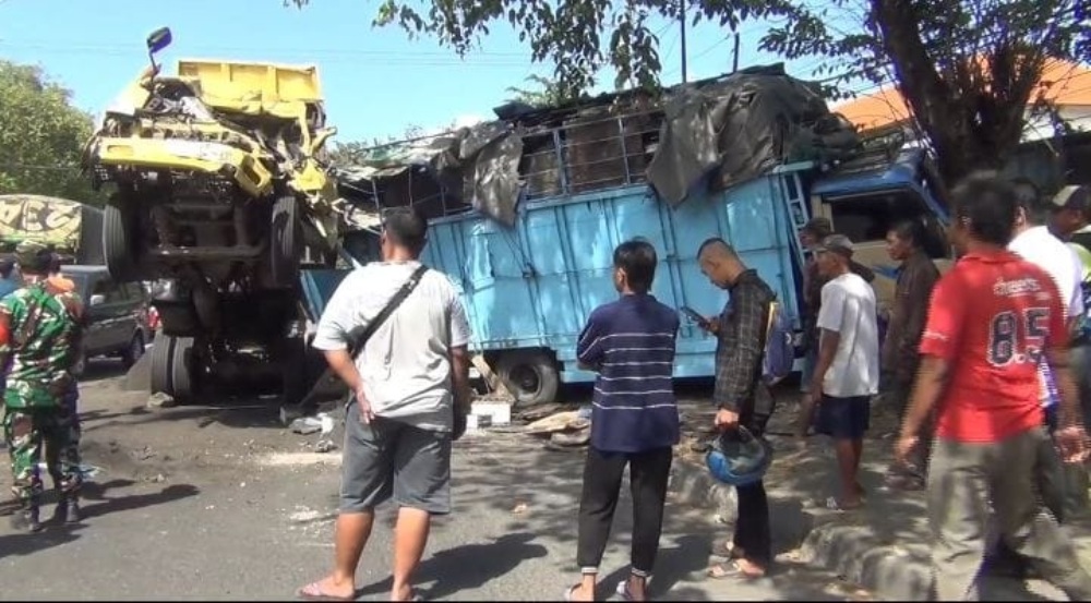 JUMPING : Kondisi truk muat pasir usai kecelakaan, Rabu (31/7). (IST)