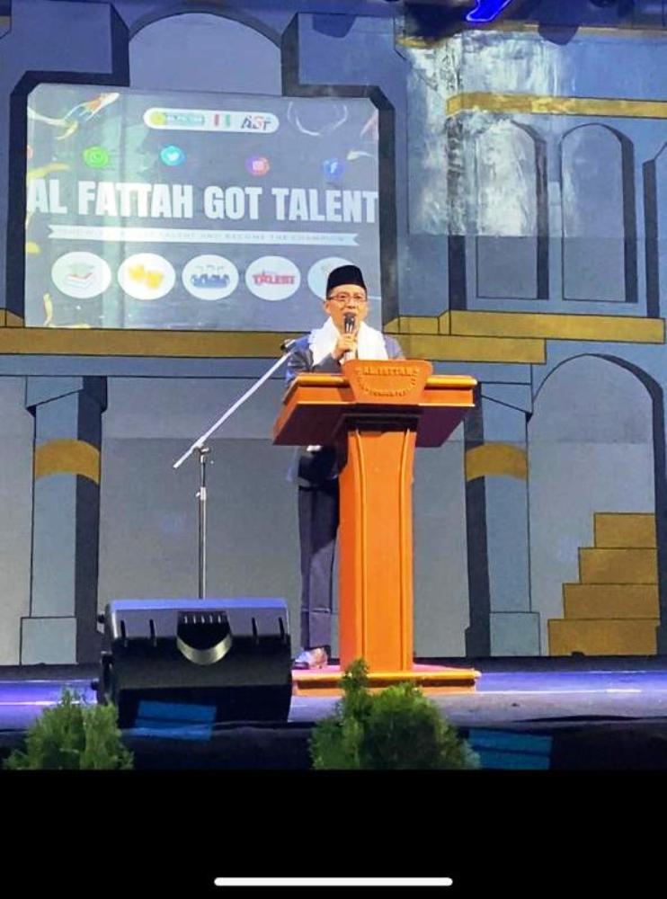 SUKSES : Pengasuh Pondok Pesantren Al Fattah Sidoarjo, KH. M. Fauzan Subroto Lc.M.Pd saat sambutan dalam kegiatan Got Talent Al Fattah Sidoarjo. (ANAS/RADAR SIDOARJO)
