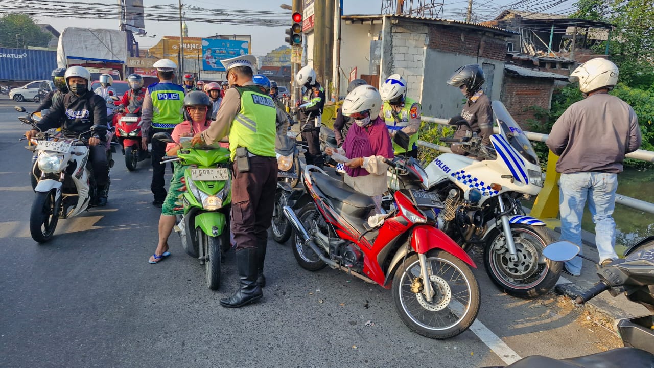 TEGAS : Anggota Satlantas Polresta Sidoarjo saat Operasi Patuh Semeru 2024. (IST)
