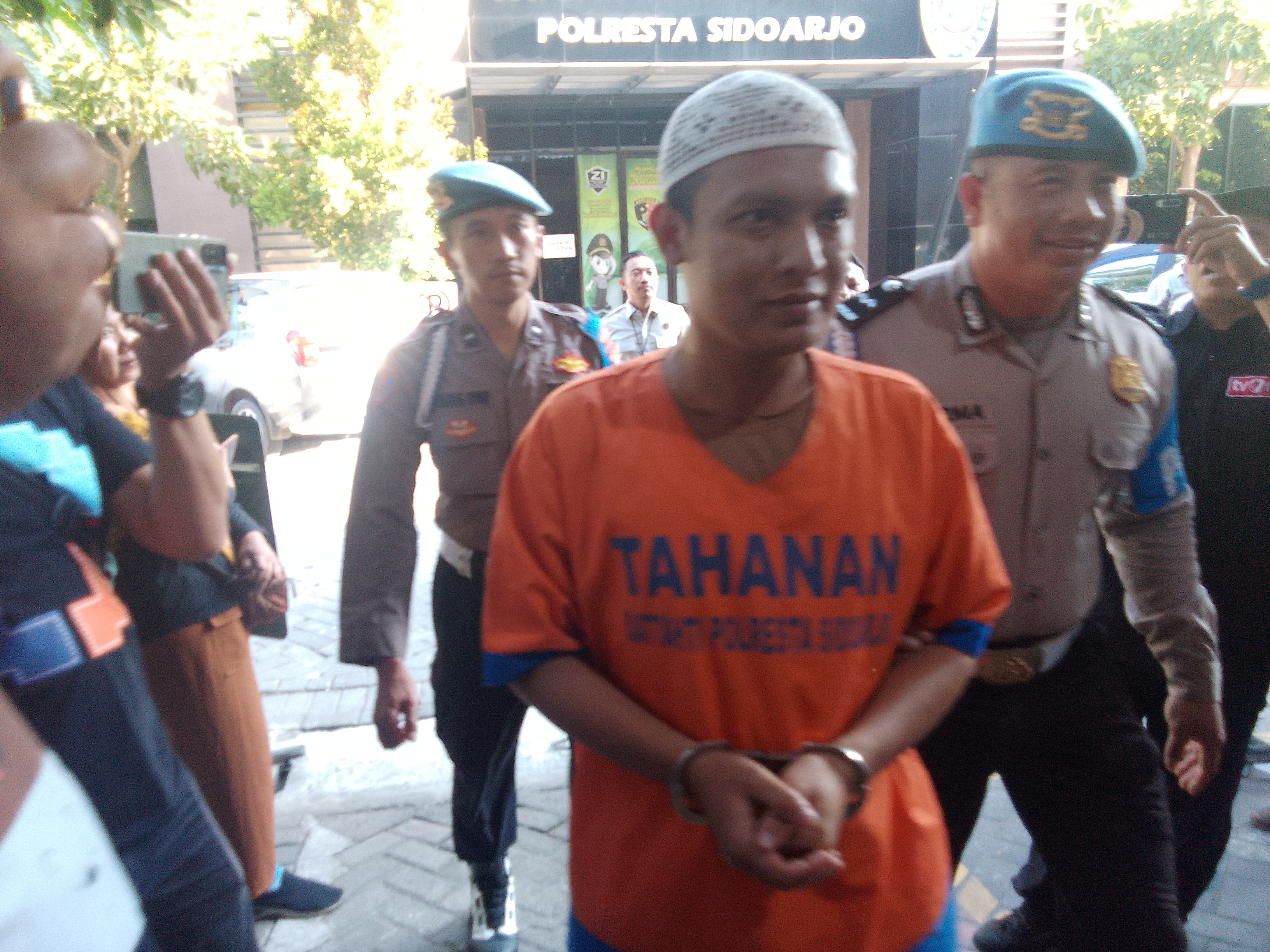 MENIPU : M Arif dirilis di Mako Polresta Sidoarjo. (DIKY PUTRA SANSIRI/RADAR SIDOARJO)