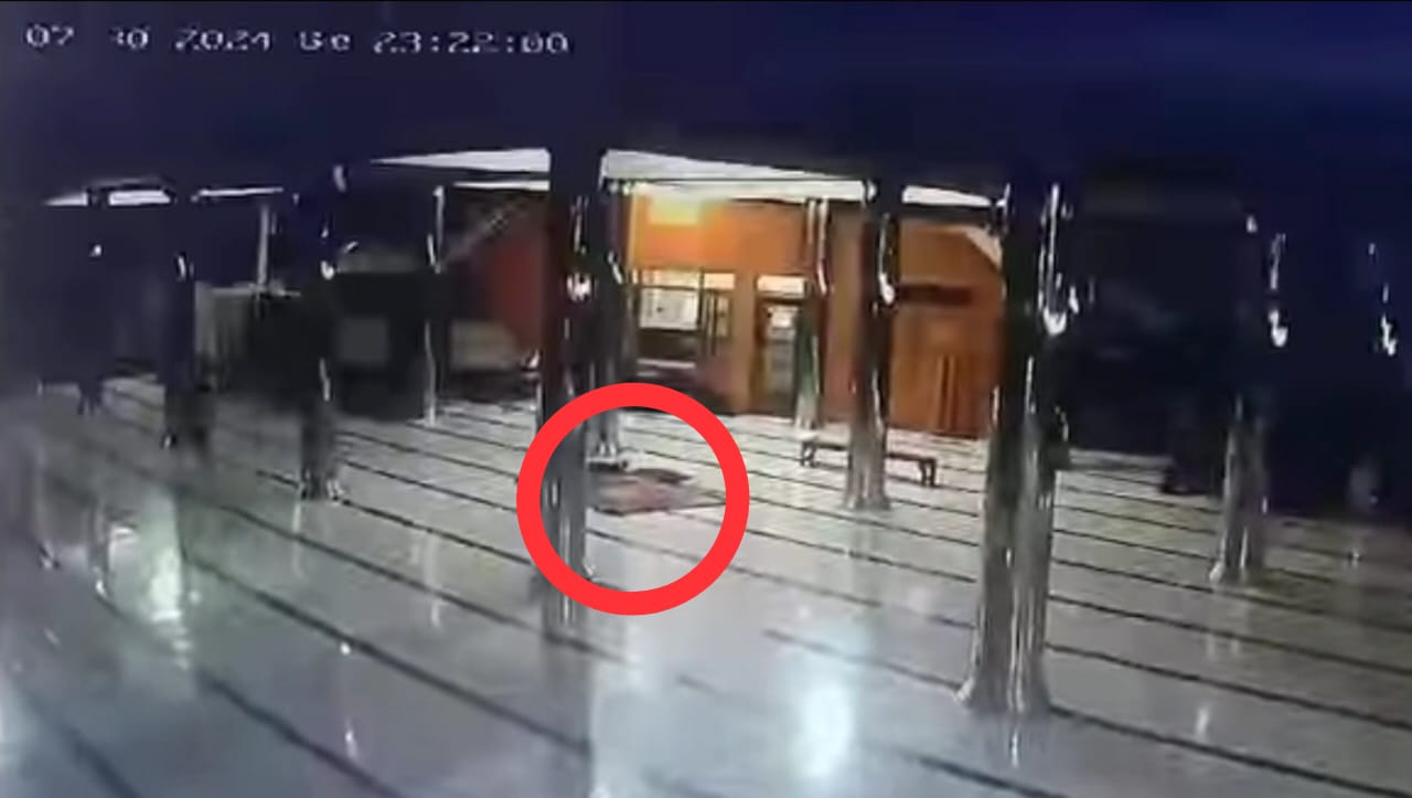 PRIHATIN : Detik-detik sang ibu akan meninggalkan balitanya. (IST)