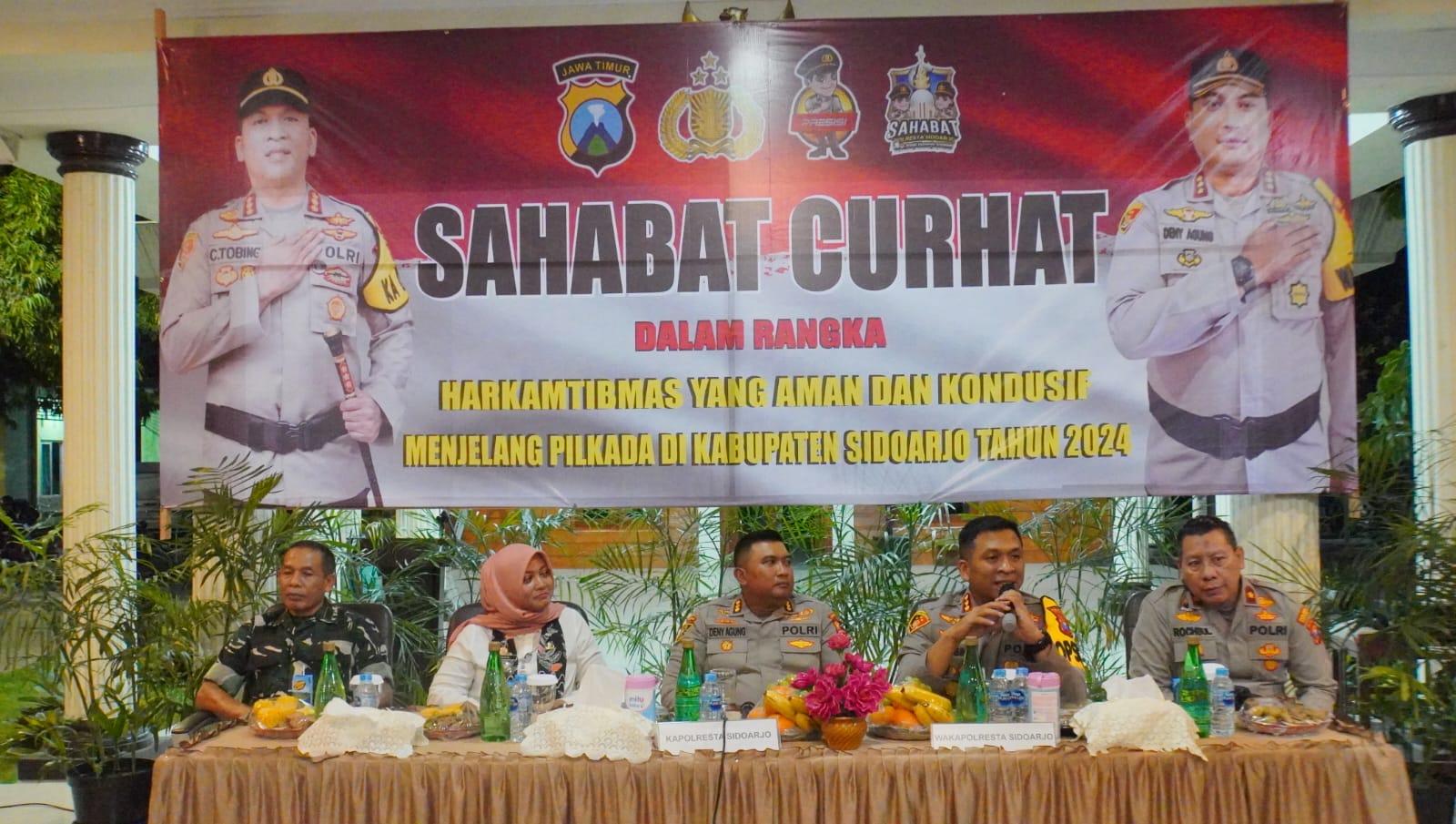 GANYENG : Kapolresta Sidoarjo Kombes Pol Christian Tobing berdiskusi dengan warga Gedangan pada Rabu (31/7) malam. (IST)