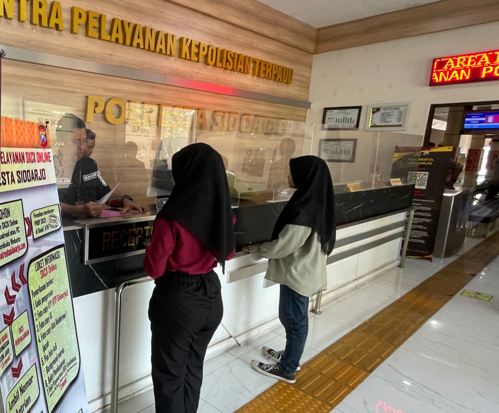 PELAYANAN : Pemohon SKCK berada di MMPP Polresta Sidoarjo, Jumat (2/8). (DIKY PUTRA SANSIRI/RADAR SIDOARJO)