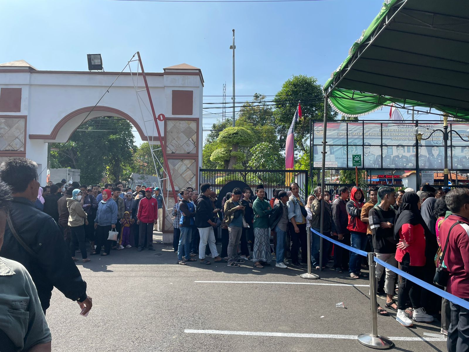RAMAI : Ribuan pelanggar tilang sedang mengantre menunggu giliran di Kejari Sidoarjo, Jumat (1/8). (DIKY PUTRA SANSIRI/RADAR SIDOARJO)