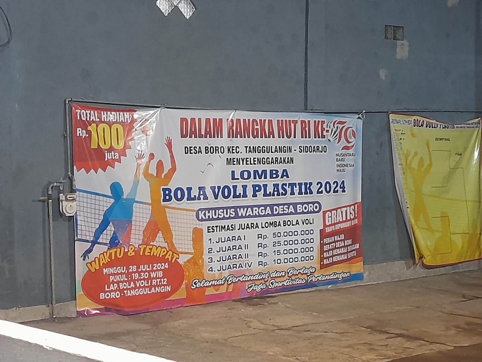 HADIAH BESAR : Lomba bola voli plastik di Desa Boro, Kecamatan Tanggulangin.