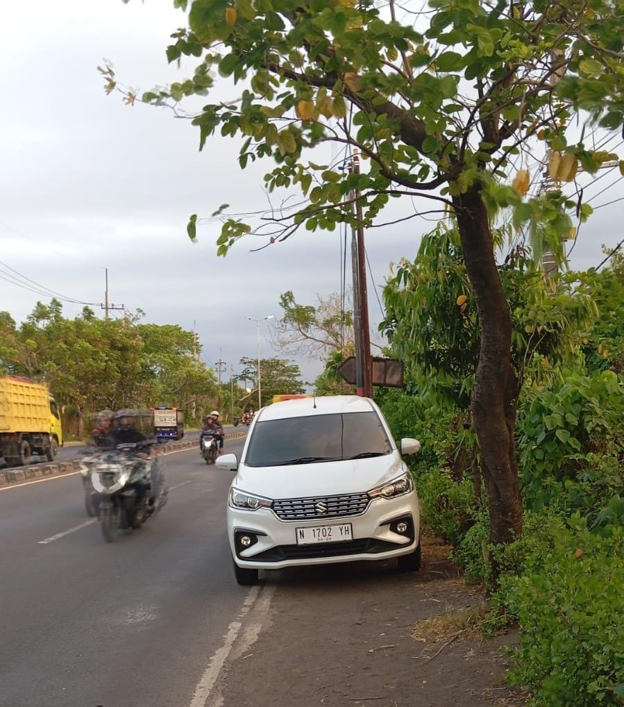 MASIH REZEKI : Mobil Suzuki Ertiga ditemukan pemiliknya terparkir di Jalan Raya Porong, Rabu (31/7). (IST)