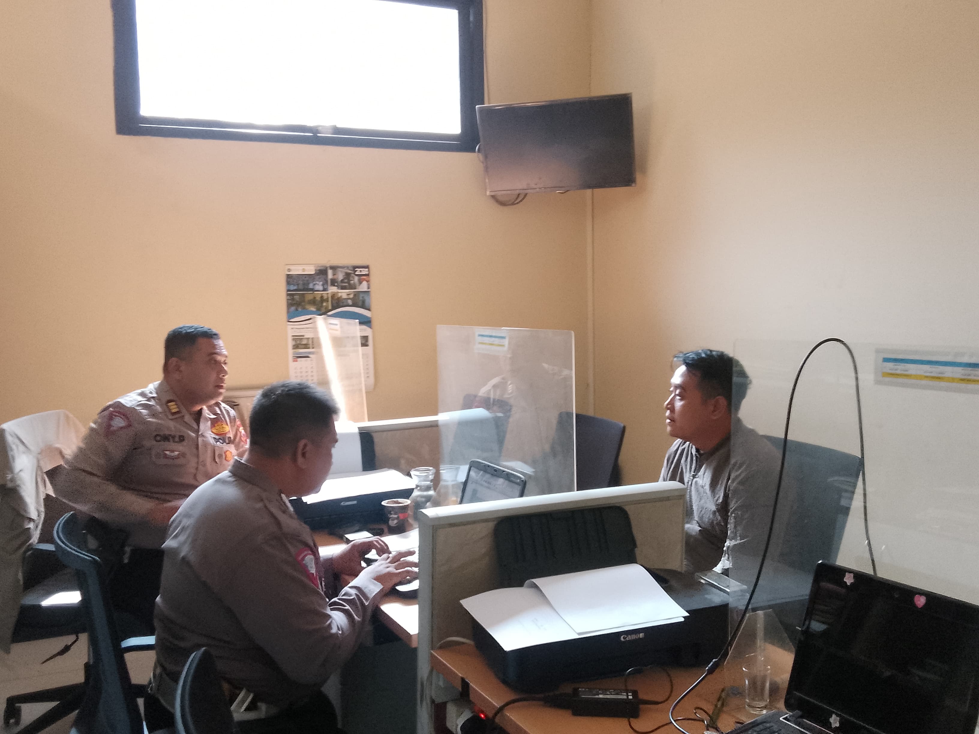 BERLANJUT : Tersangka Agung Cahyono, 32, warga Perum Quality Riverside, Desa Gamping Wetan, Krian, dilimpahkan ke Kejari Sidoarjo. (DIKY PUTRA SANSIRI/RADAR SIDOARJO)  &nbsp;