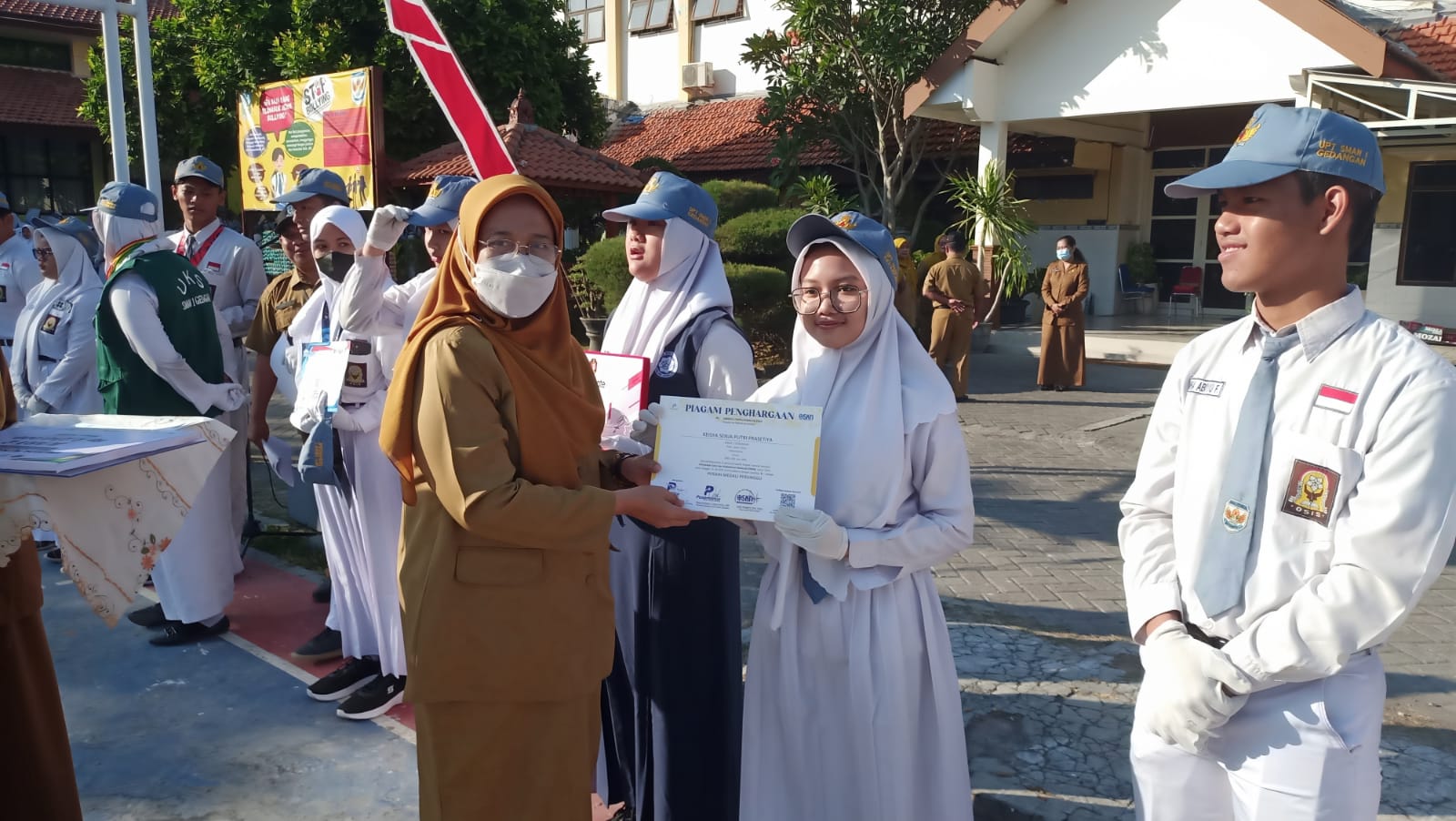 BANGGA : Kepala SMAN 1 Gedangan Dra. Nina Dwi Suryani,M.Pd  memberikan dukungan salah satu siswa prestasi.