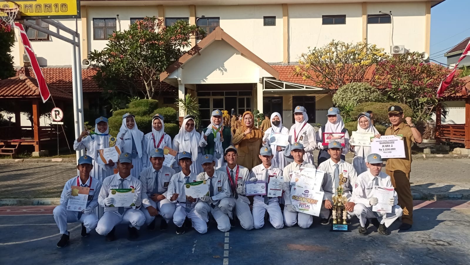FOTO BERSAMA : Kepala SMAN 1 Gedangan Dra. Nina Dwi Suryani,M.Pd bersama para siswa prestasi. (ANAS/RADAR SIDOARJO)   &nbsp;  &nbsp;