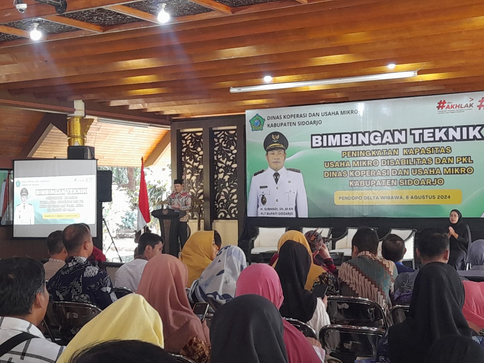 KESEJAHTERAAN : Plt Bupati Sidoarjo Subandi membuka kegiatan Bimtek Peningkatan Kapasitas Usaha PKL dan Usaha Mikro. (M SAIFUL ROHMAN/RADAR SIDOARJO)