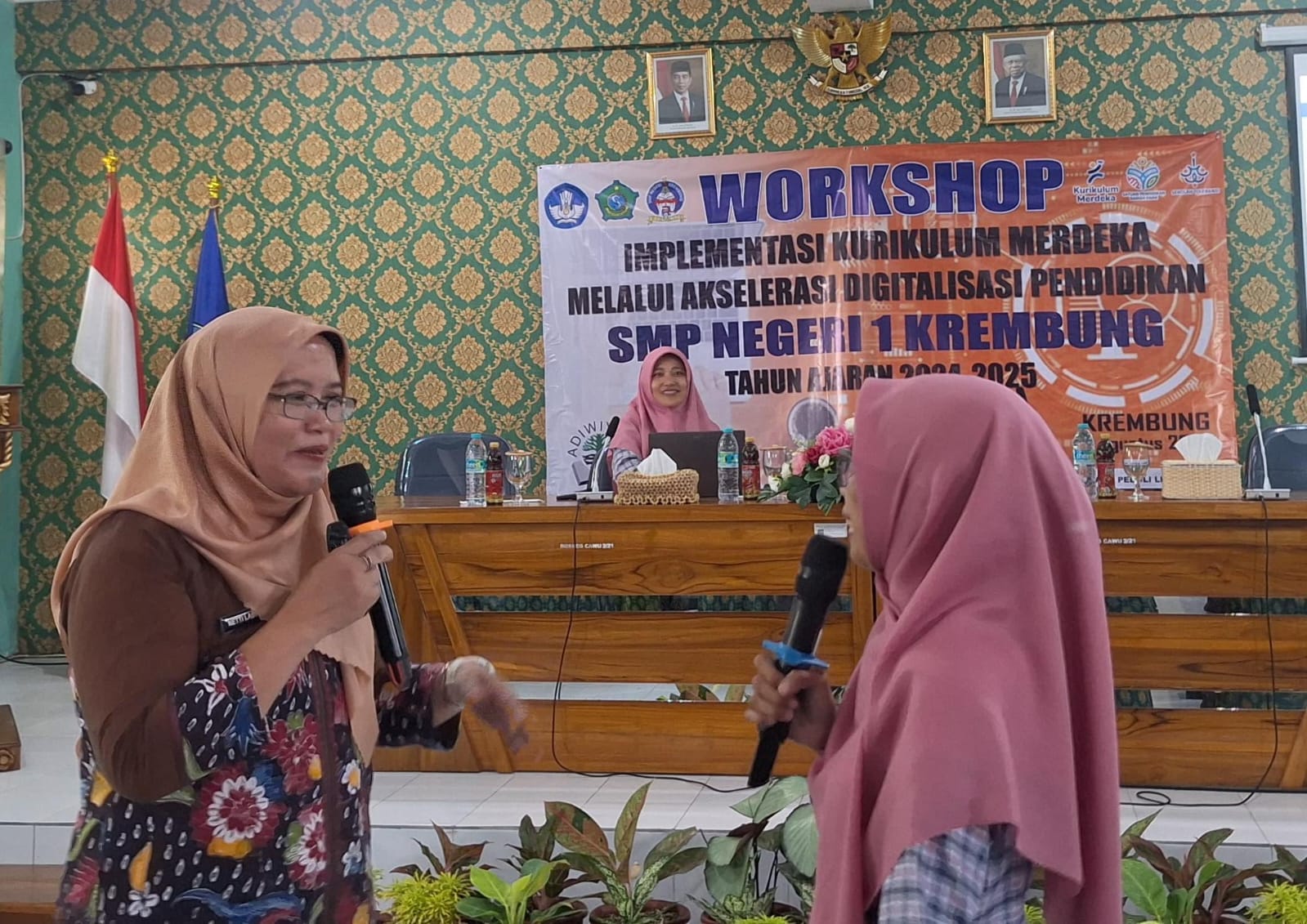 BANYAK ILMU : Kepala Bidang Mutu Pendidikan, Dinas Pendidikan dan Kebudayaan Sidoarjo, Dr Netty Lastiningsih M.Pd (kiri) hadir sebagai narasumber.  &nbsp;