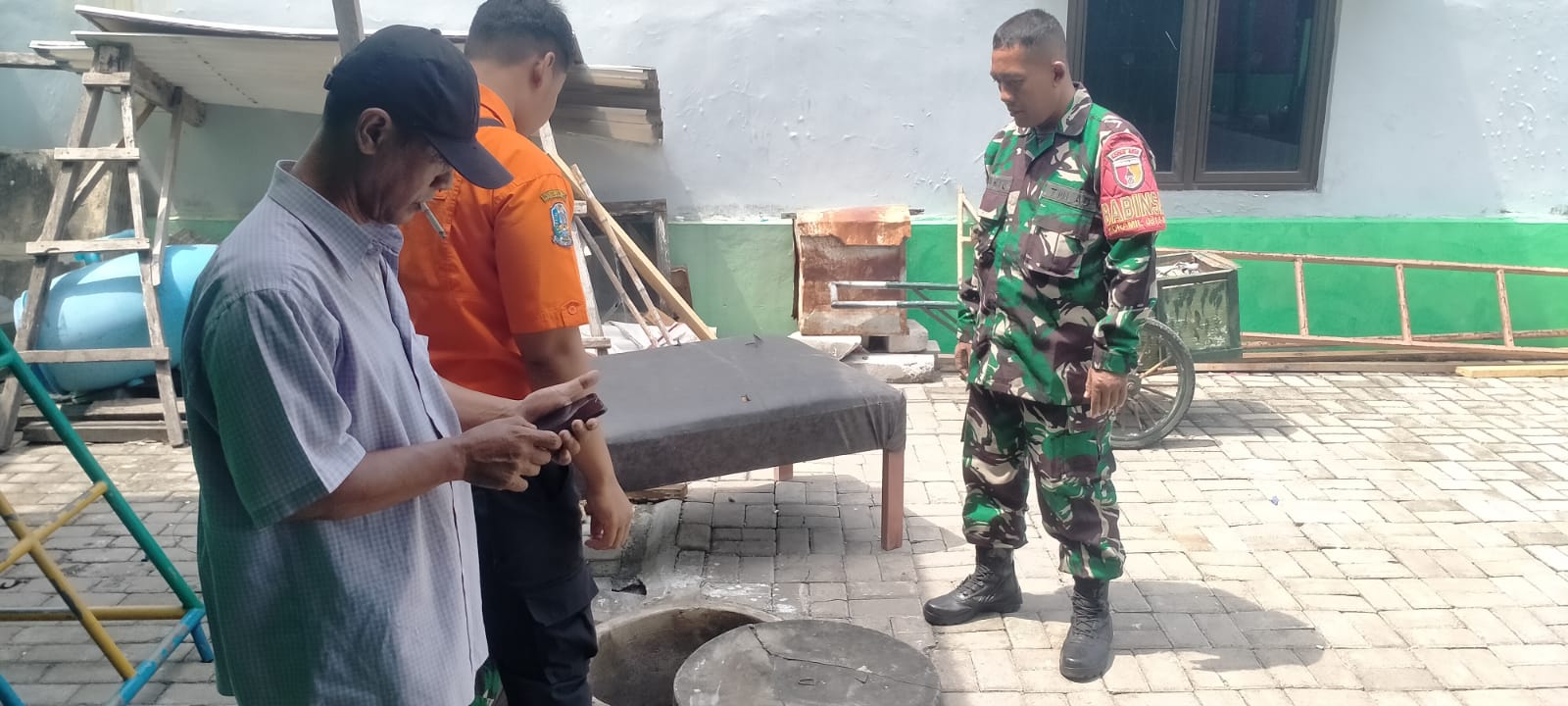 FENOMENA: Kondisi sumur ditinjau oleh tim BPBD, Koramil dan Babinsa. (IST)