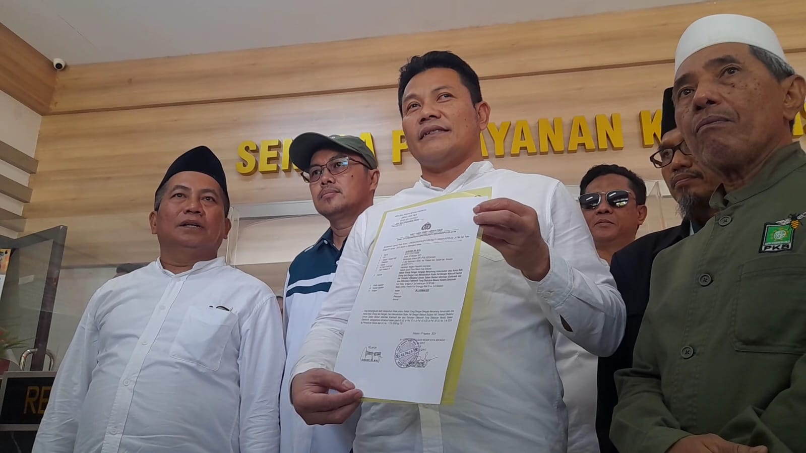 LOYAL : Ketua DPC PKB Sidoarjo Subandi saat menunjukkan bukti laporan polisi. (M SAIFUL ROHMAN/RADAR SIDOARJO)