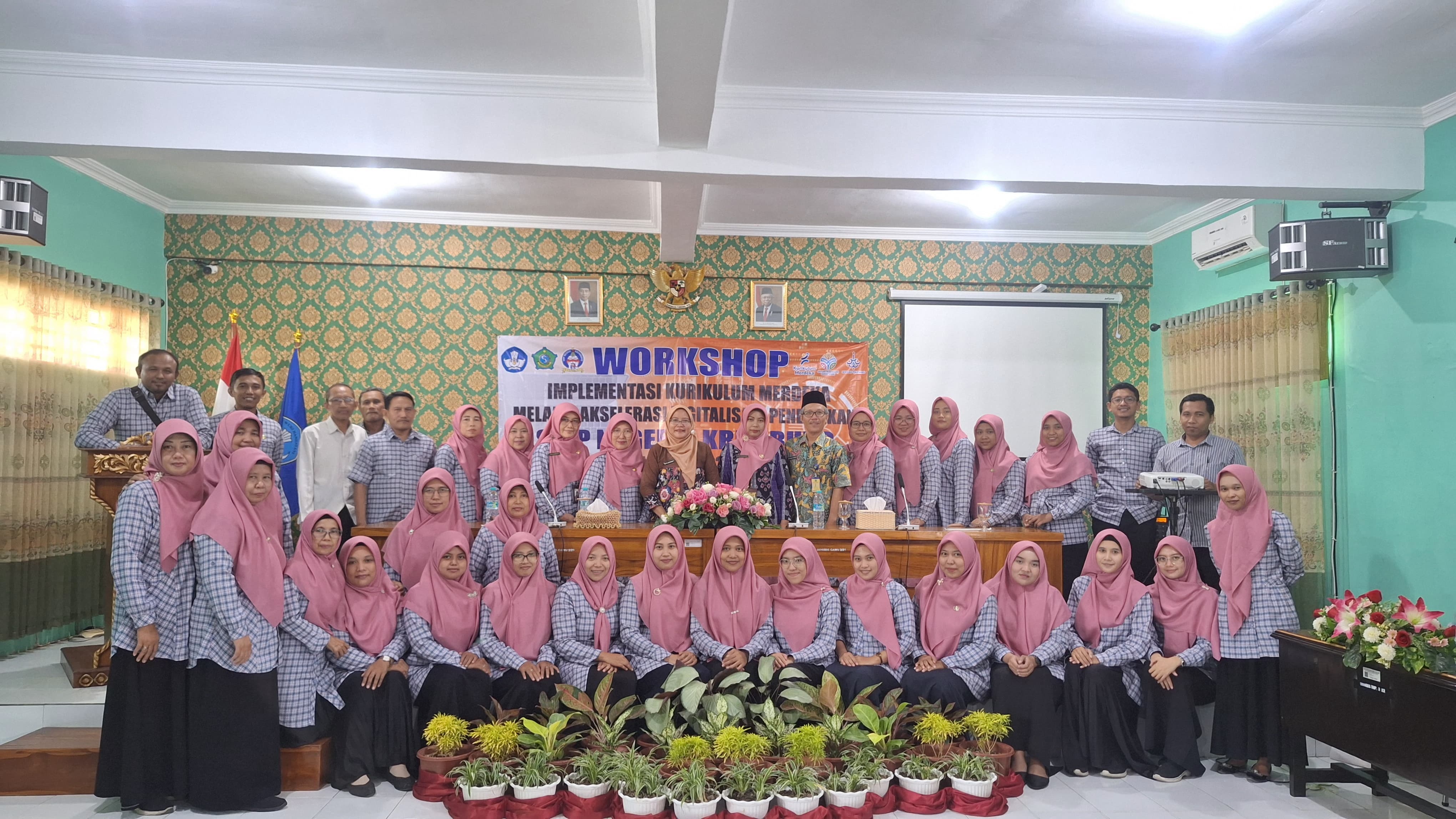 WORKSHOP: Guru SMP Negeri 1 Krembung mengikuti Workshop Akselerasi Digitalisasi Pendidikan.