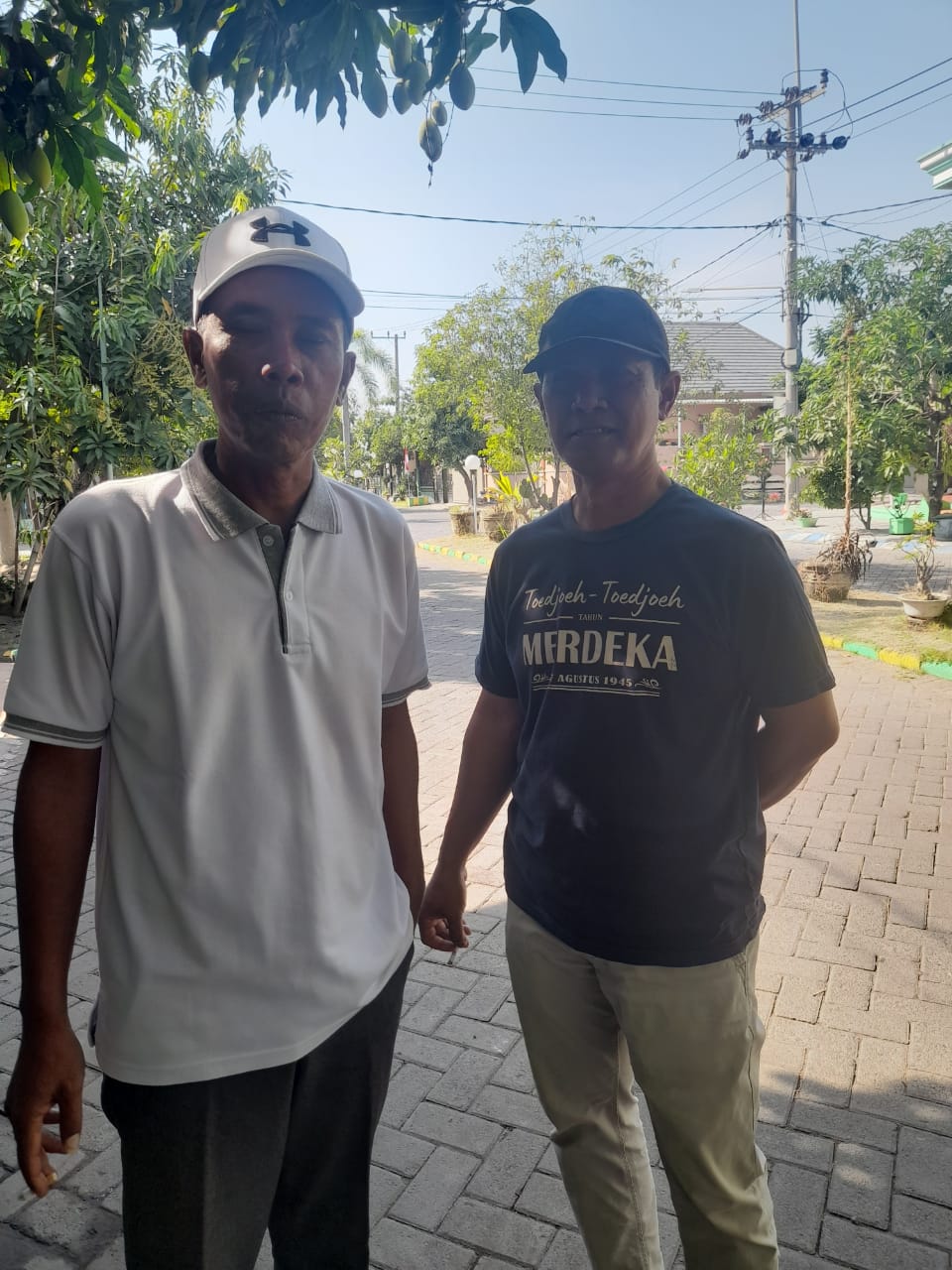 DIPANTAU : Ketua RW 5 Perum Mutiara Citra Asri, Budi Dharmawan (kanan) usai meninjau lokasi sumur.  &nbsp;