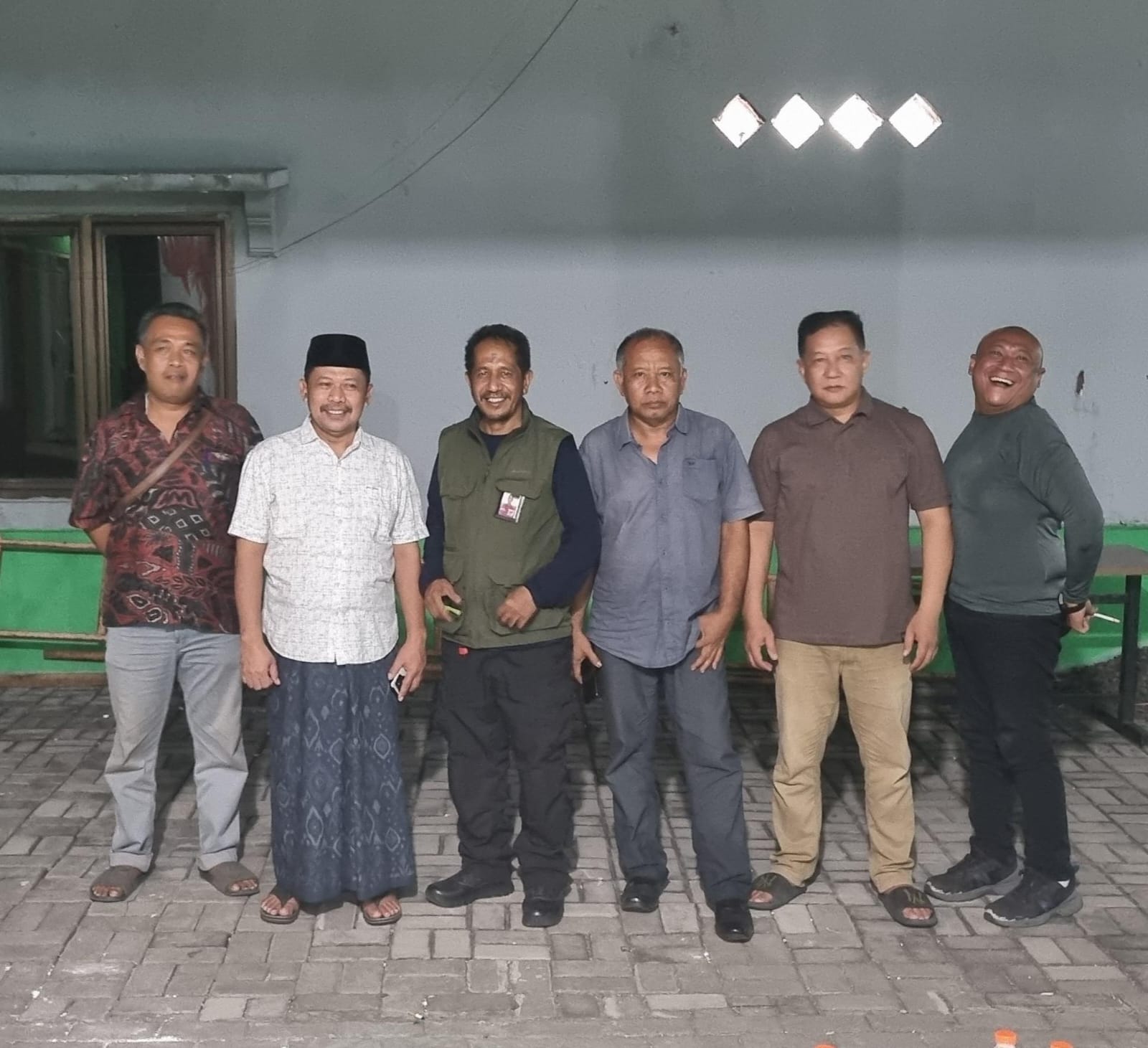 DITANGANI : Camat Tanggulangin Sabino Mariano (tiga dari kiri) bersama warga Perum Mutiara Citra Asri usai mengecek kondisi air sumur panas.