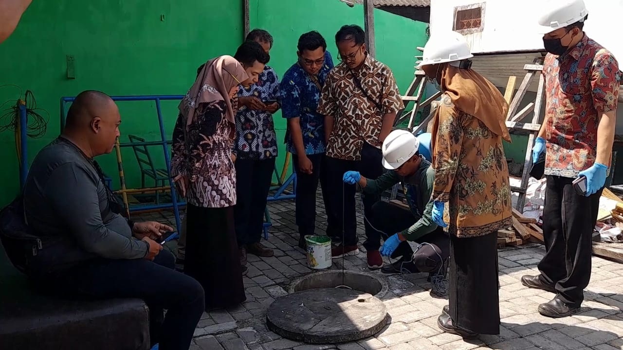 DITELITI: Tim Laboratorium Lingkungan DLHK Sidoarjo saat memeriksa kandungan air sumur panas yang ada di Desa Boro, Tanggulangin. (M SAIFUL ROHMAN/RADAR SIDOARJO)