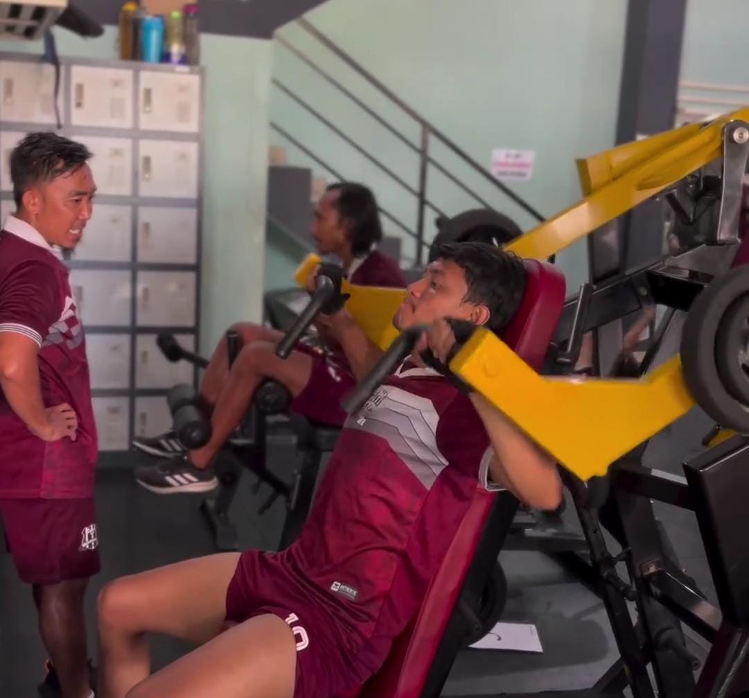 ANDALAN : Hariono (tengah) saat latihan fisik di gym.