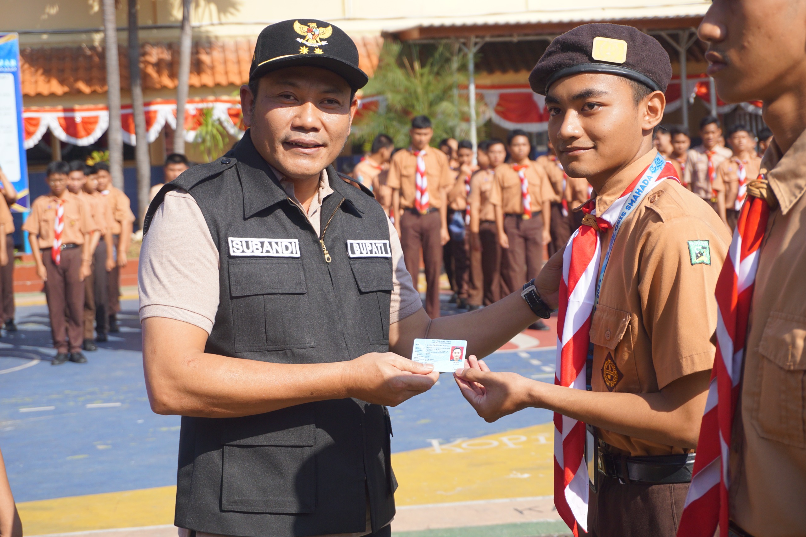 JEMPUT BOLA : Plt Bupati Sidoarjo Subandi e-KTP kepada siswa. (FOTO HUMAS DISKOMINFO)  &nbsp;