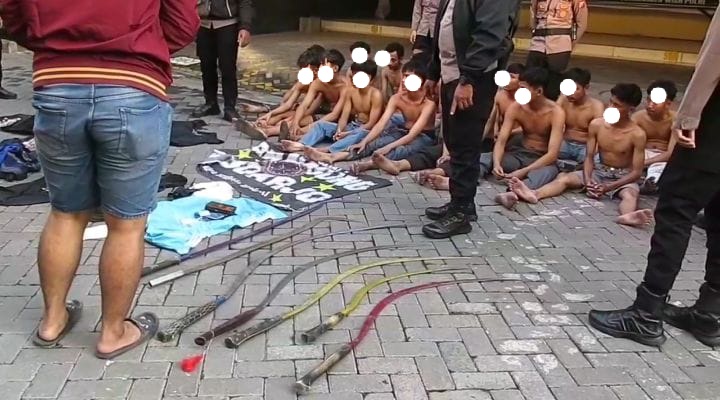 MERESAHKAN : 16 anggota gangster beserta barang bukti diamankan di Polresta Sidoarjo, Sabtu (10/8). (IST)  &nbsp;