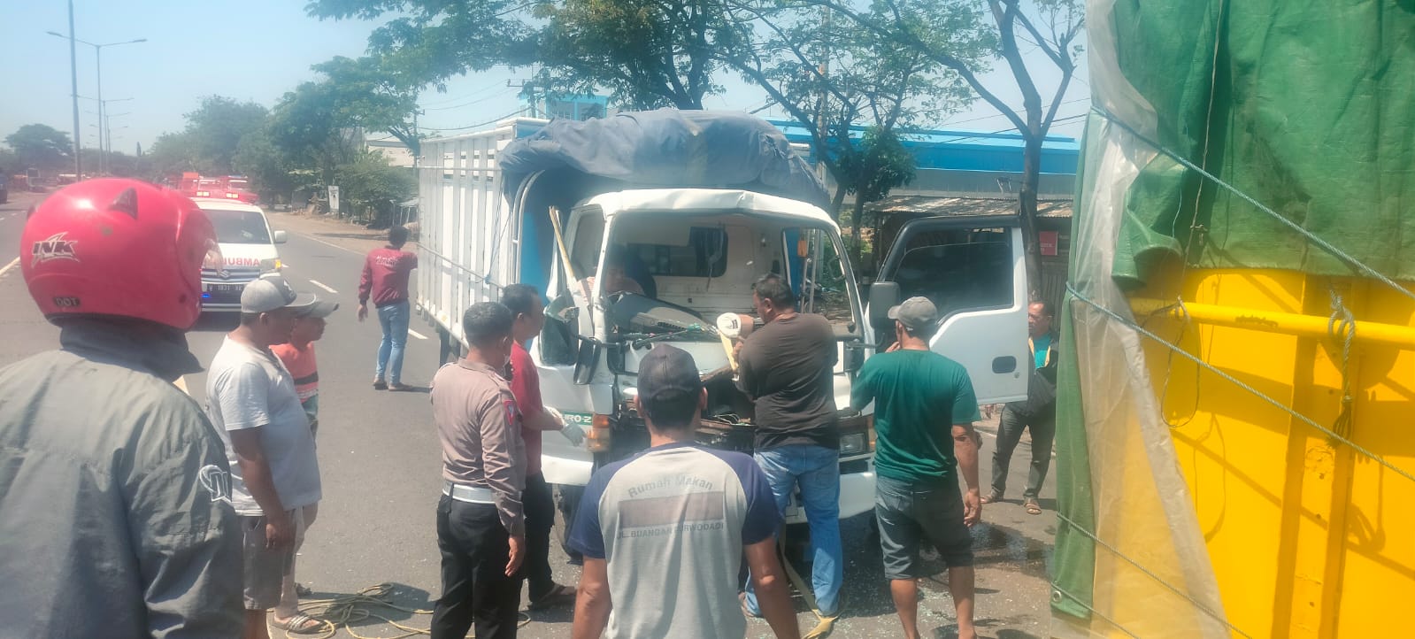 EVAKUASI : Kondisi truk rusak parah usai terlibat kecelakaan, Minggu (11/8). (IST)  &nbsp;