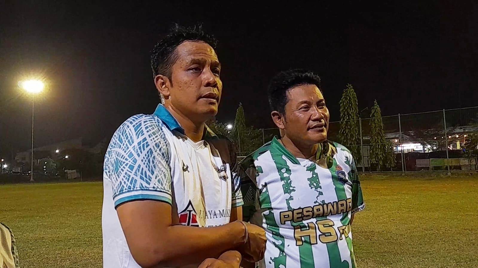 OLAHRAGA : Kiai muda Ponpes Ploso, Kediri, Gus Kautsar (kiri) didampingi Ketua DPC PKB Sidoarjo Subandi. (M SAIFUL ROHMAN/RADAR SIDOARJO)