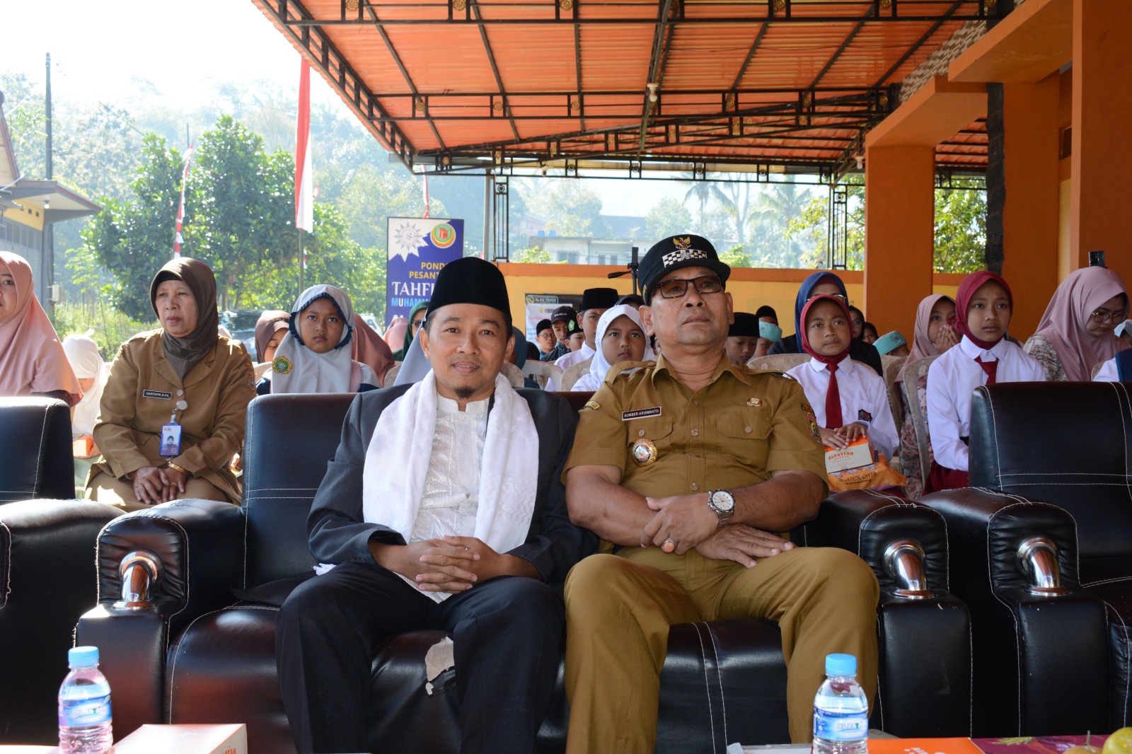 INOVATIF : Pengasuh pondok pesantren Al Fattah Sidoarjo KH.M Fauzan Subroto Lc.M.Pd (kiri depan) saat menghadiri Gebyar Al Fattah. (IST)