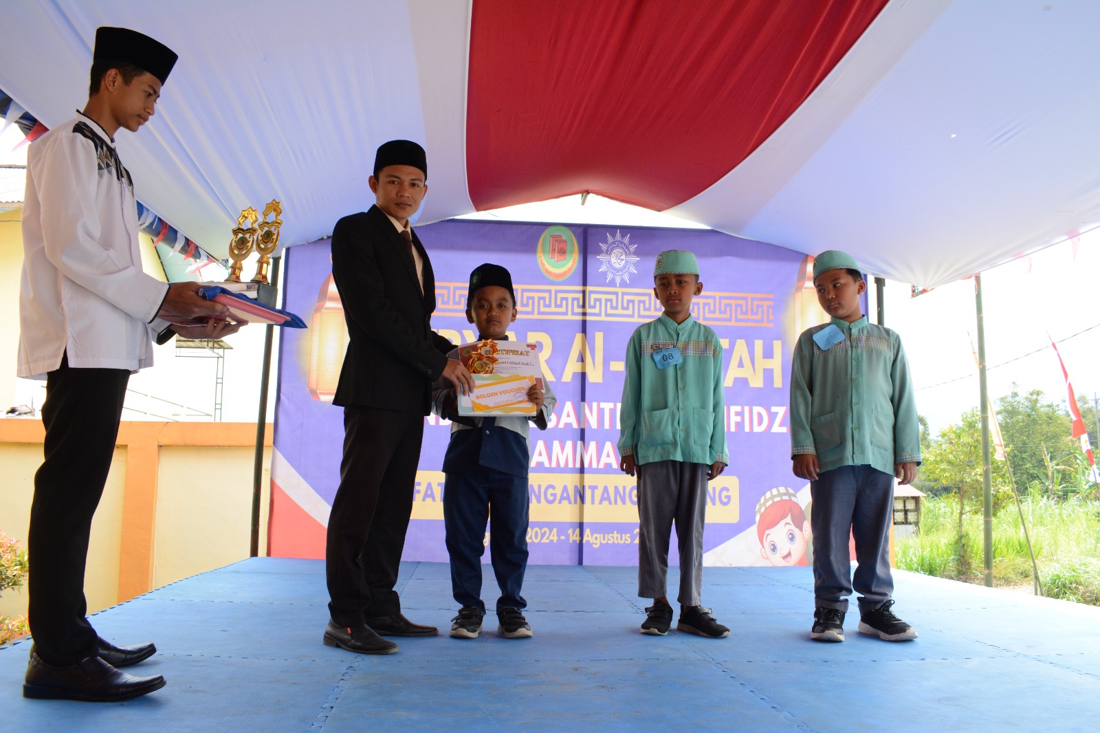 PEMENANG: Peserta yang juara menerima piagam penghargaan.&nbsp;