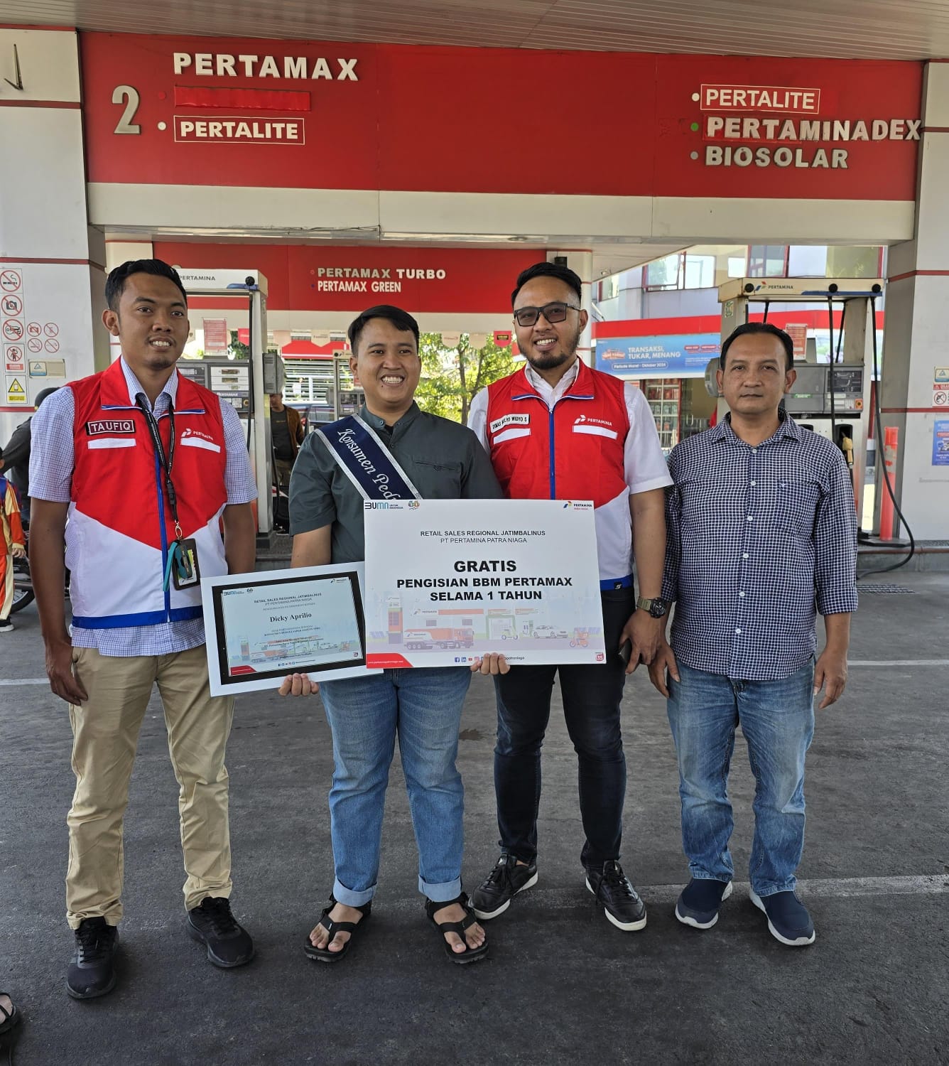 APRESIASI : Dicky Aprilio (dua dari kiri) bersama dengan Section Head Communication & Relation Pertamina Patra Niaga Jatimbalinus, Taufik Kurniawan (kiri)