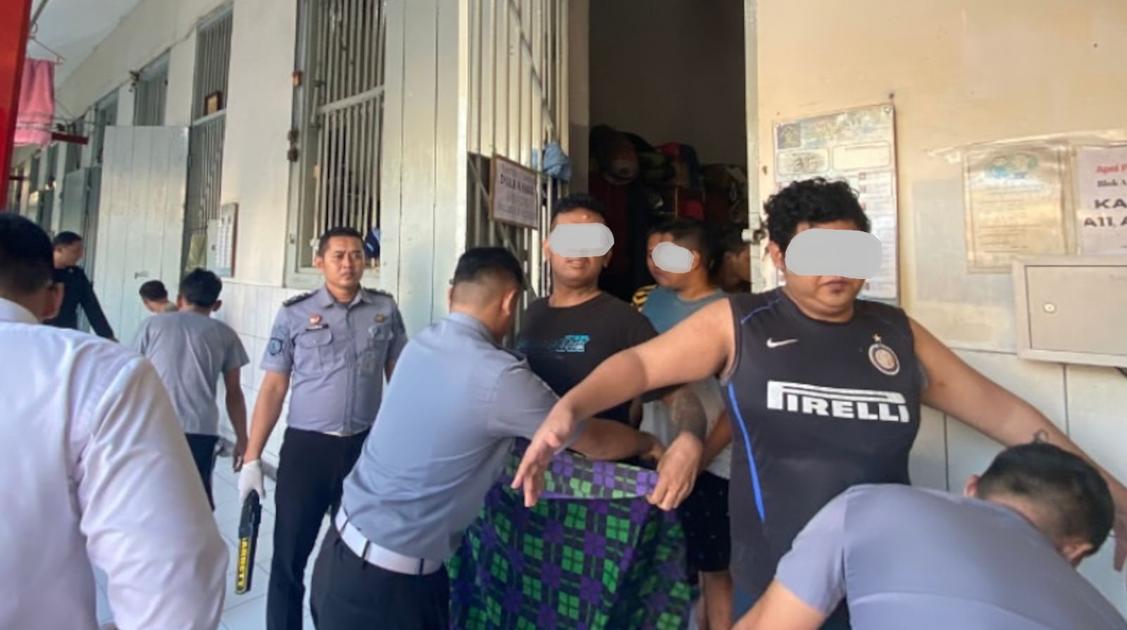 ANTISIPASI : Petugas lapas memeriksa blok hunian di Lapas Kelas IIA Sidoarjo, Rabu (13/8). (IST)