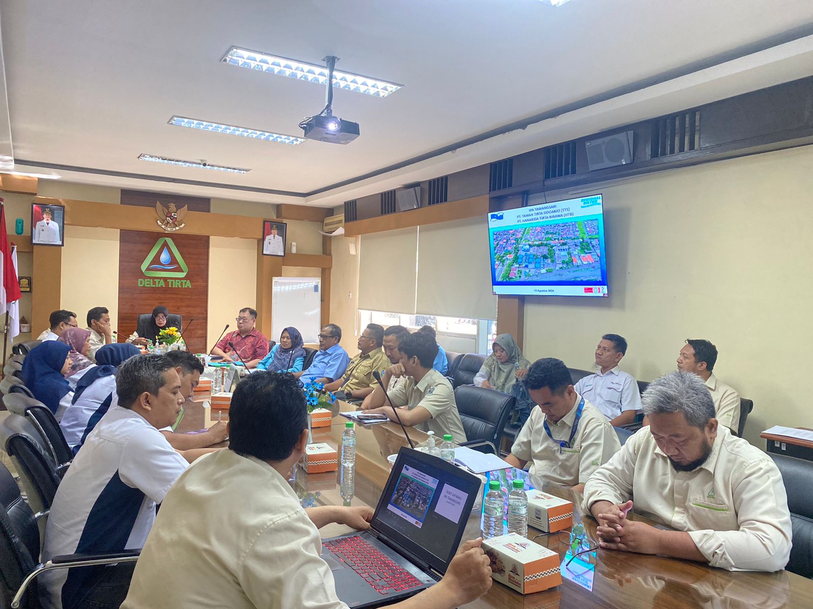 SOLUSI: Suasana rapat koordinasi lintas instansi di ruang rapat kantor Perumda Delta Tirta, Sidoarjo. (IST)