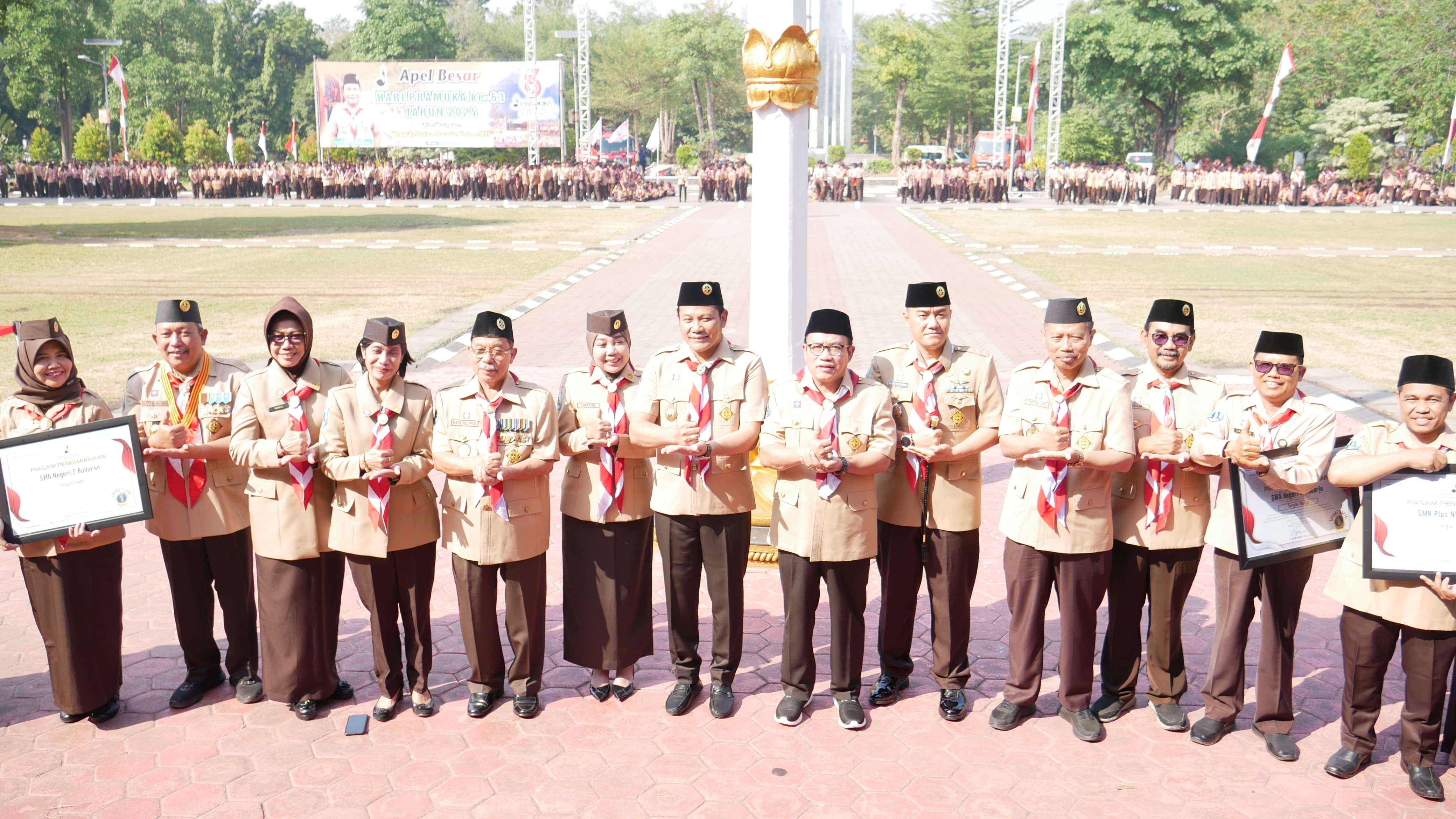 SEMANGAT : Plt Bupati Sidoarjo Subandi di sela kegiatan upacara hari Pramuka ke-63 di Alun-alun Sidoarjo. (M SAIFUL ROHMAN/RADAR SIDOARJO)