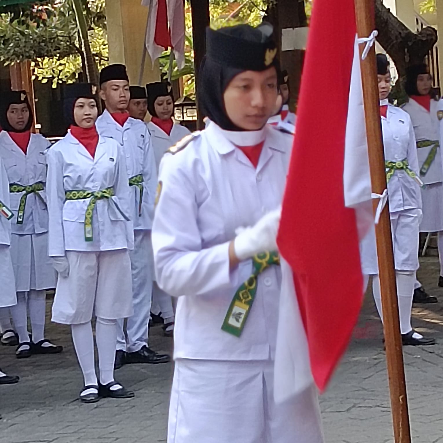 SIGAP : Carissa Nabila Putri salah satu dari 12  siswa SMPN 3 Waru saat pengukuhan paskibra Kecamatan Waru.