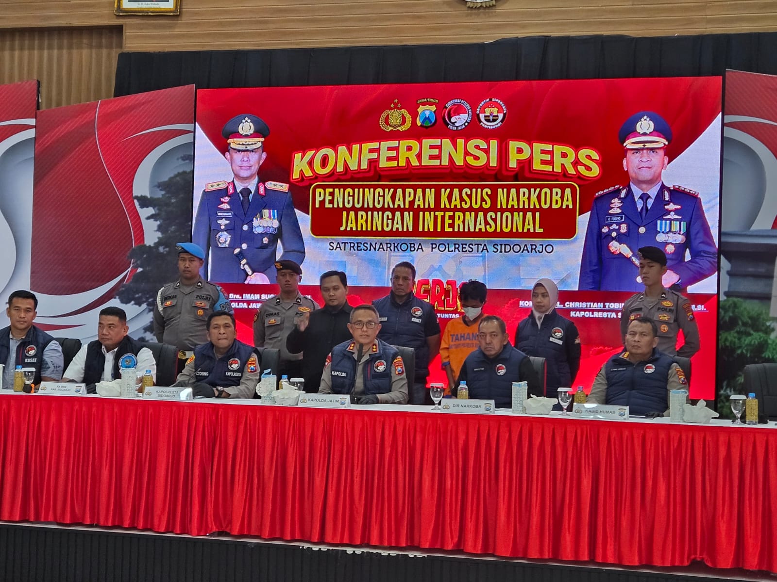 TEGAS : Kapolda Jatim Irjen Pol Imam Sugianto didampingi Kapolresta Sidoarjo Kombes Pol Christian Tobing saat ungkap kasus narkoba. (DIKY PUTRA SANSIRI/RADAR SIDOARJO)