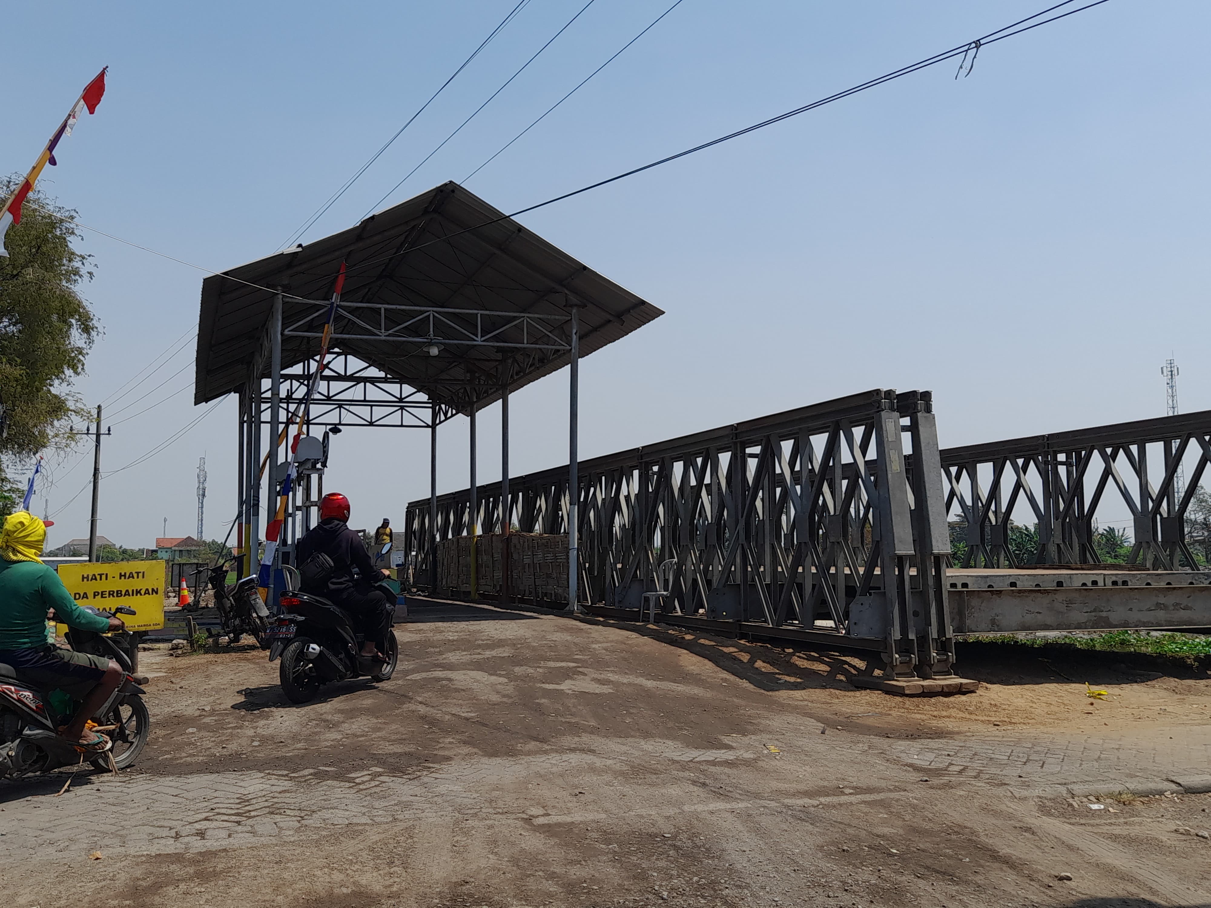 KOKOH : Jembatan bailey di Kedungpeluk sudah terpasang. (M SAIFUL ROHMAN/RADAR SIDOARJO)