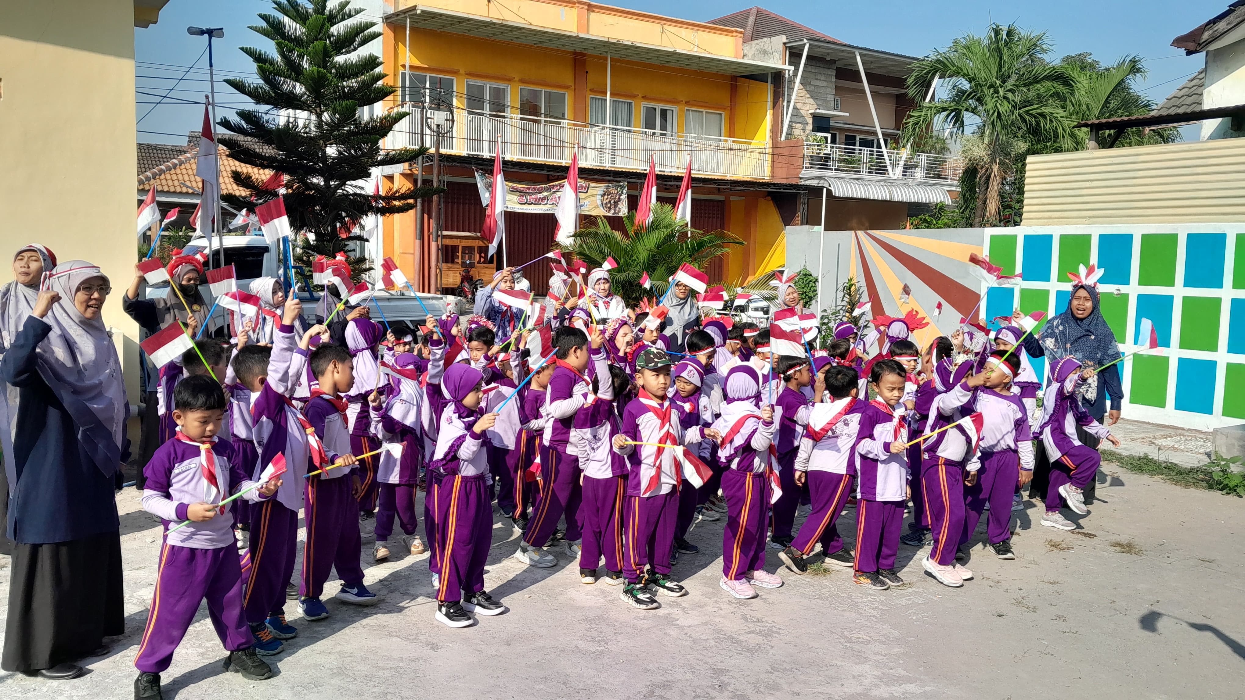 LUAR BIASA : Para siswa KB-TK Nurul Fikri Sidoarjo saat menyanyikan lagu Indonesia Raya sebelum kegiatan. (ANAS RADAR SIDOARJO)