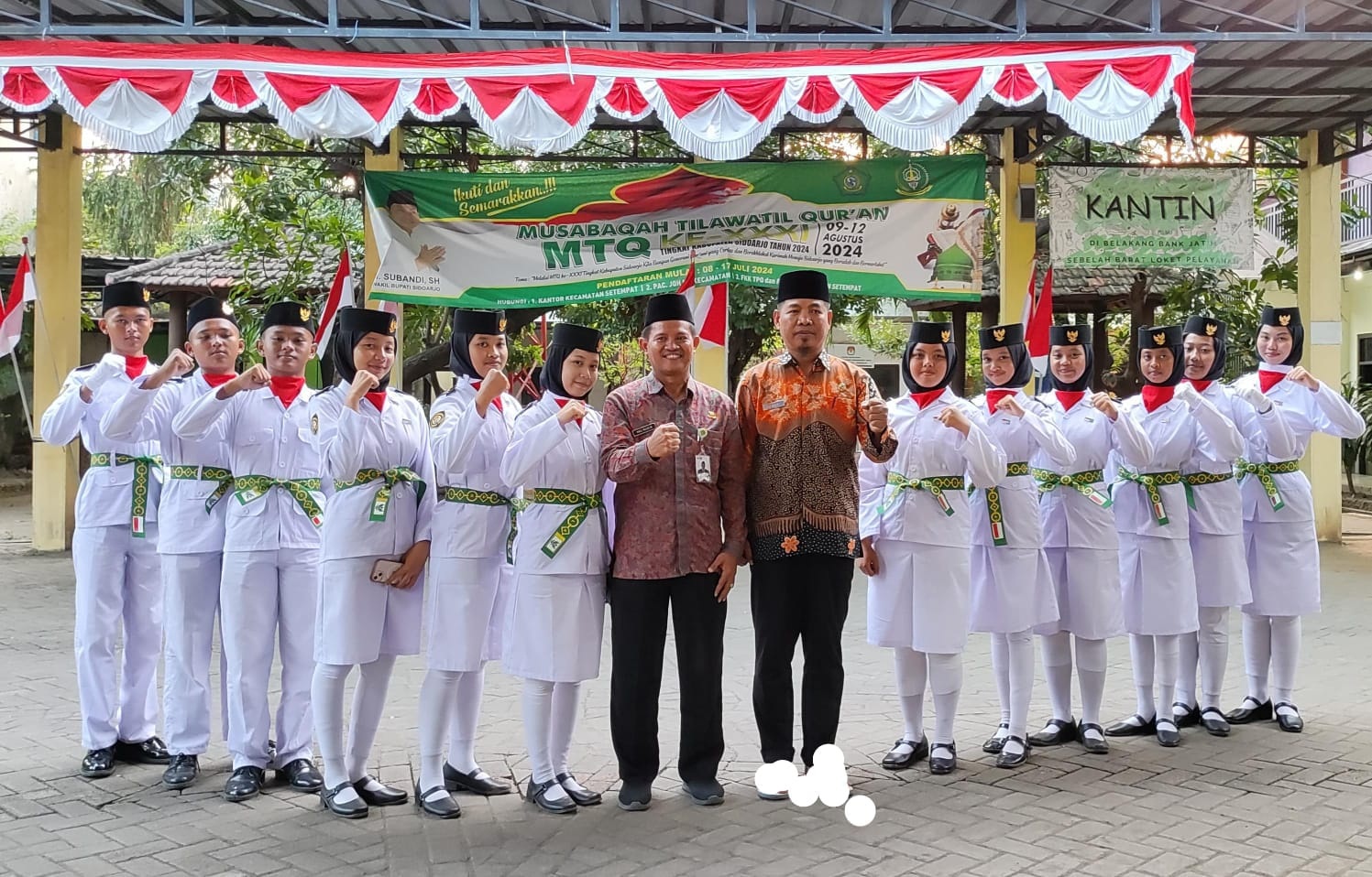 FOTO BERSAMA : Kepala SMP Negeri 3 Waru H Mas Husein,S.Pd., M.M.Pd (tujuh dari kiri) bersama Camat Waru Nawari,SH. S.Sos. MM dan Tim Paskibra SMPN 3 Waru.  &nbsp;
