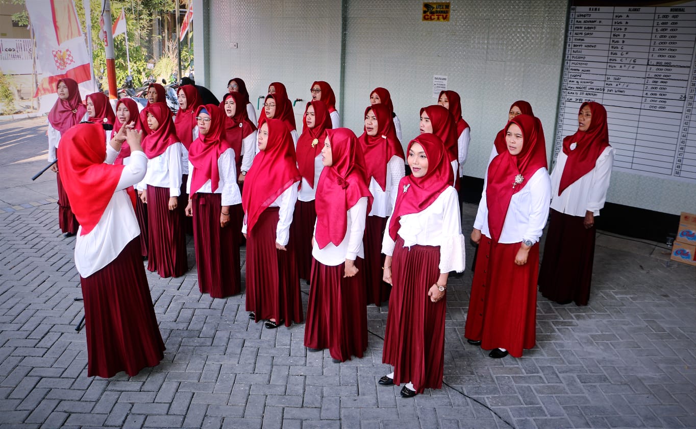 KOMPAK : Paduan suara ibu-ibu perumahan Graha Kota saat menyanyikan lagu Indonesia Raya.