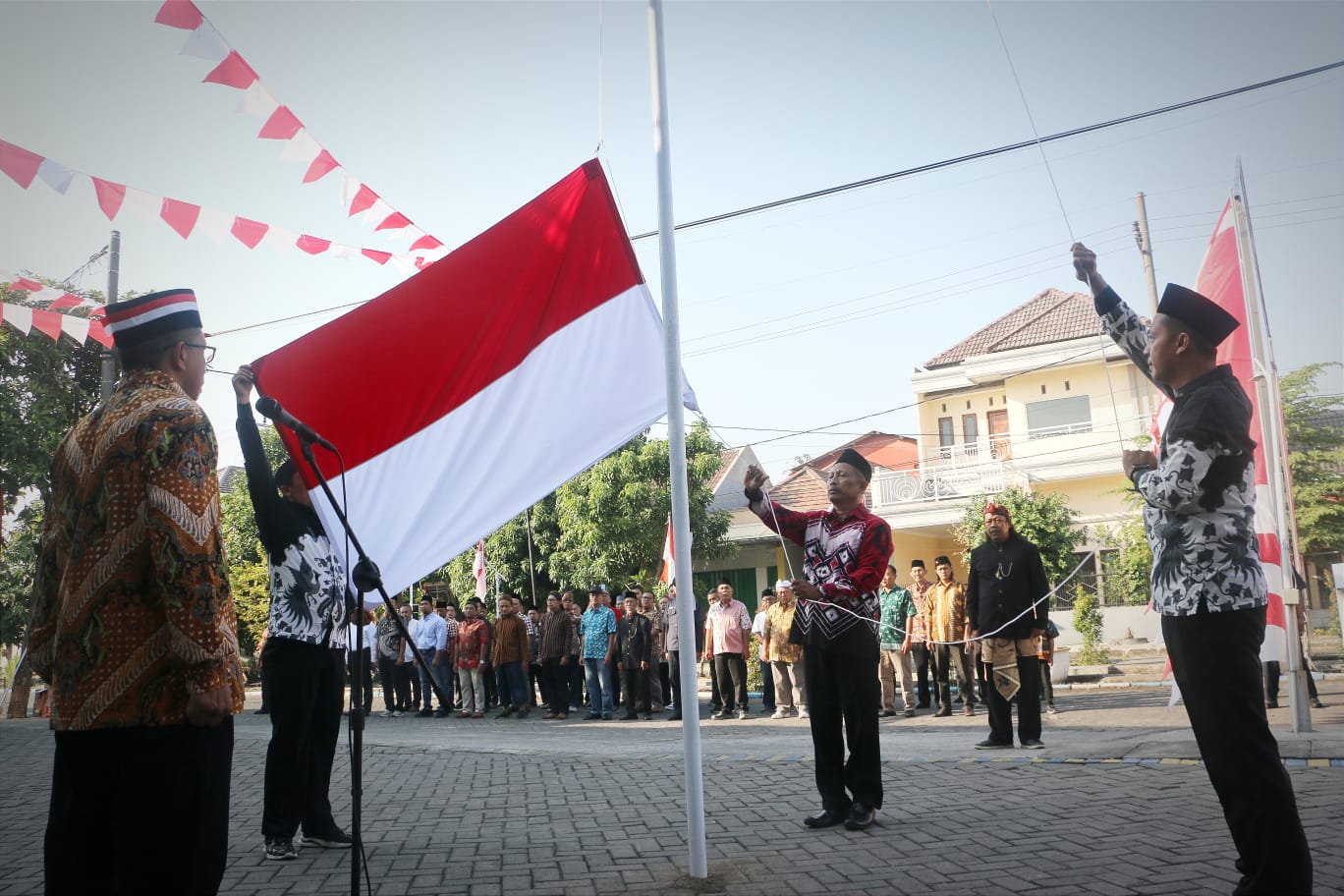 SEMANGAT : Warga perumahan Graha Kota saat prosesi pengibaran bendara saat upacara di halaman masjid Al-Firdaus.